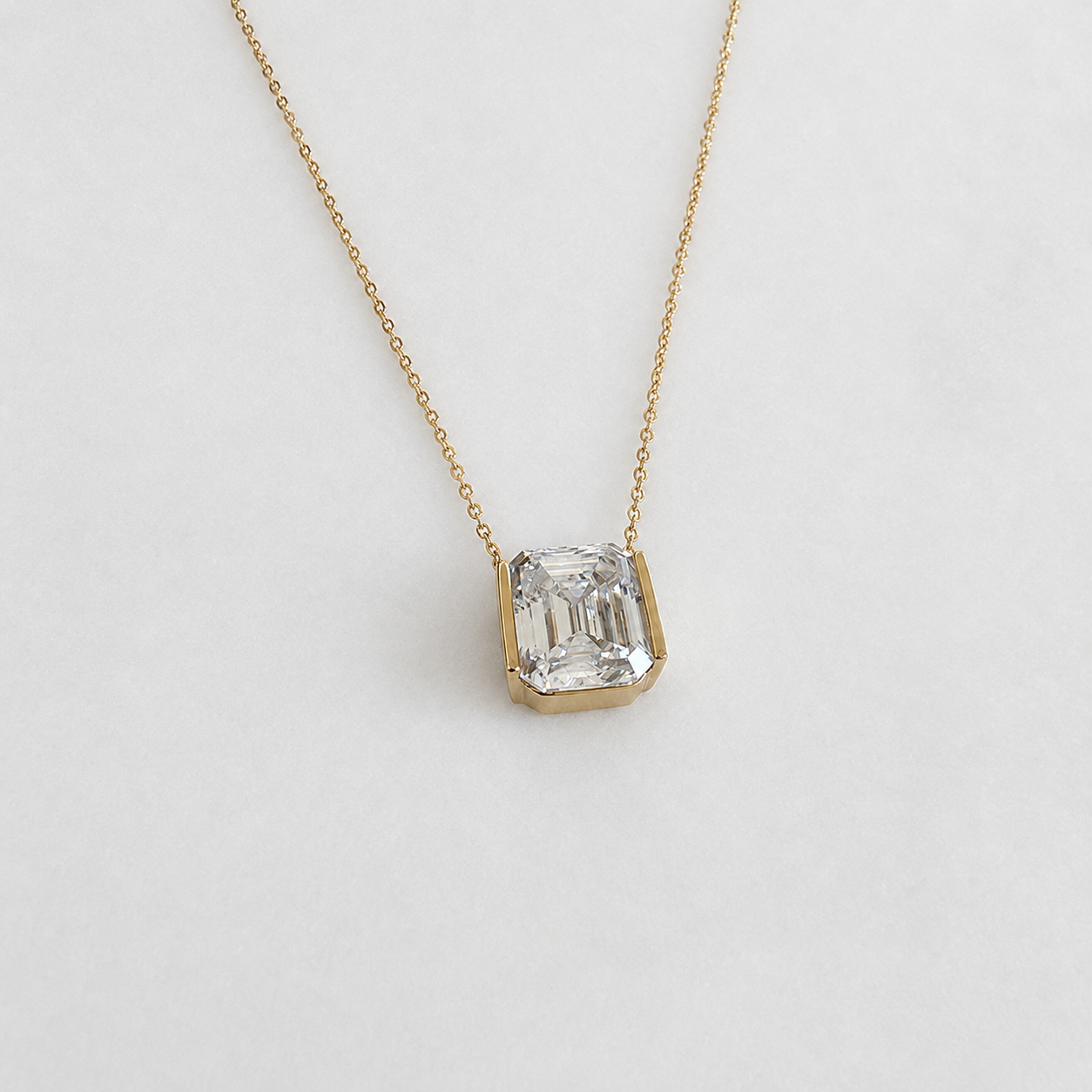 Halsband med smaragdslipad moissanit – 5,0 ct
