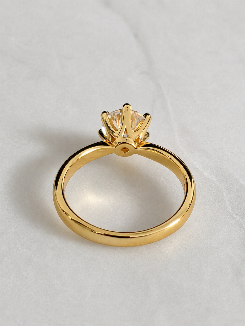 KLASSISK ENSTENSRING MED SEX KLOR RUNDSLIPAD MOISSANIT – 1,0 ct