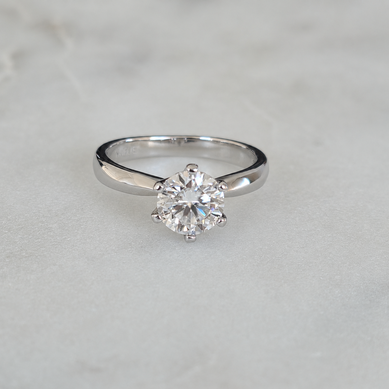 KLASSISK ENSTENSRING MED 6 KLOAR OCH RUNDSLIPAD MOISSANITE - 1.0ct