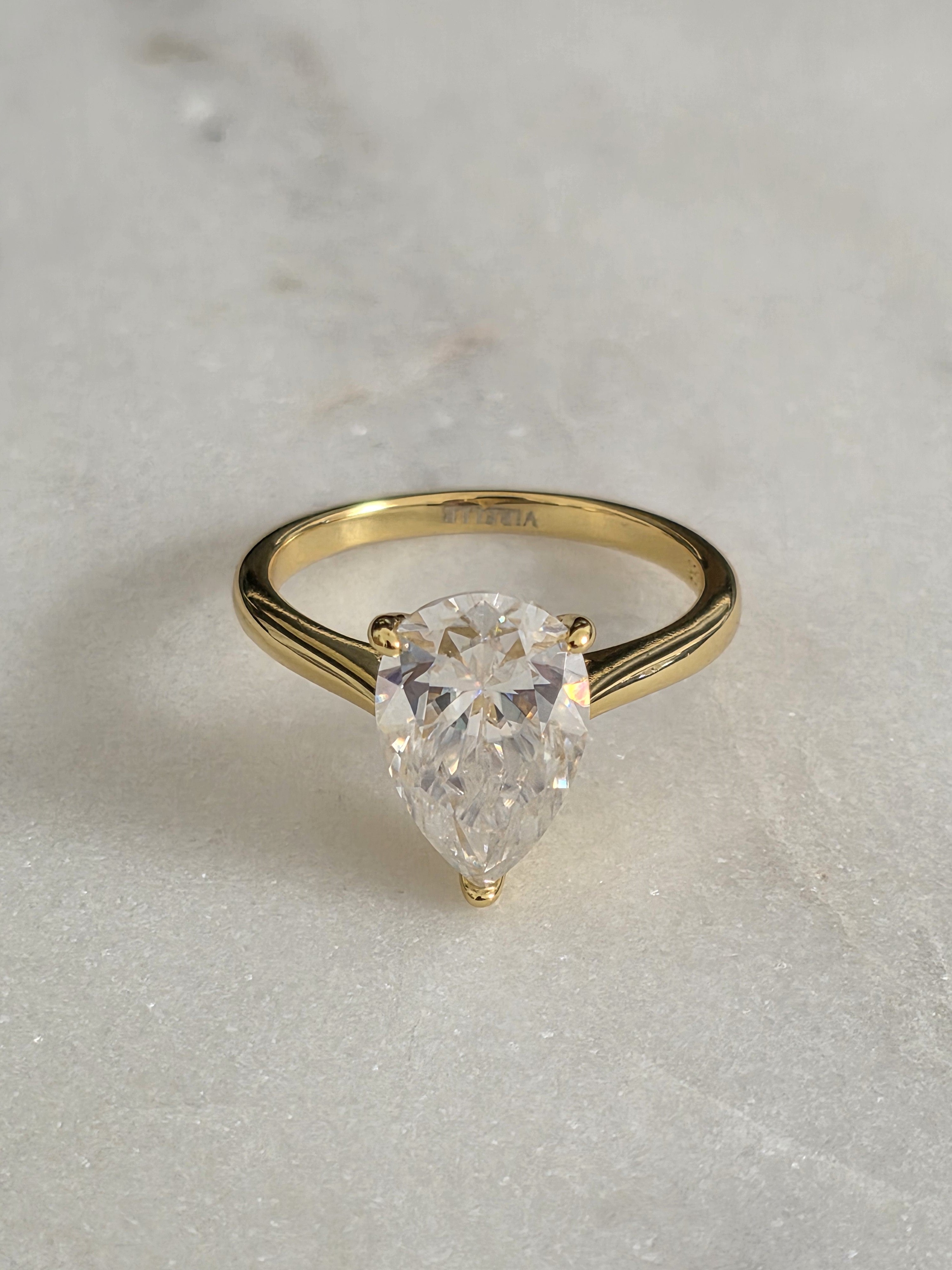 SOLITÄR PÄRONSLIPAD MOISSANITRING - 4.0ct