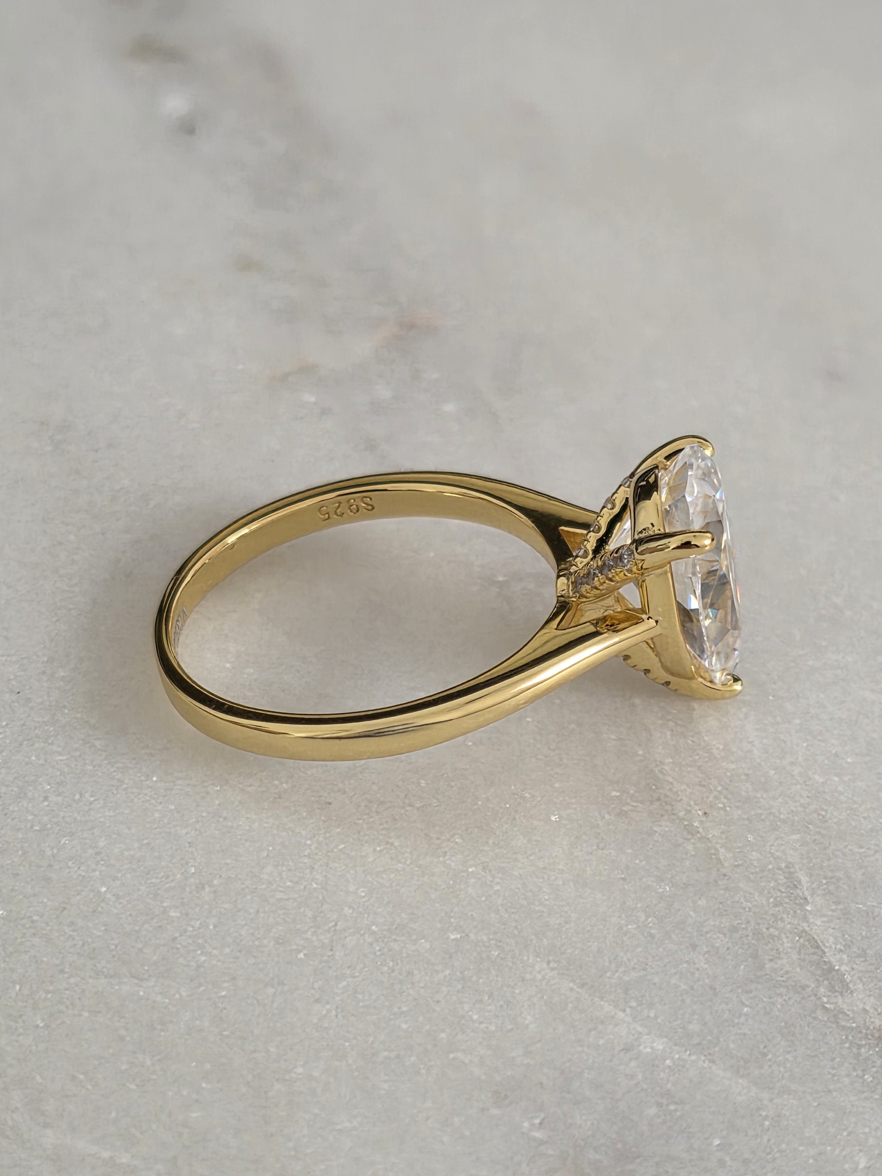 SOLITÄR PÄRONSLIPAD MOISSANITRING - 4.0ct