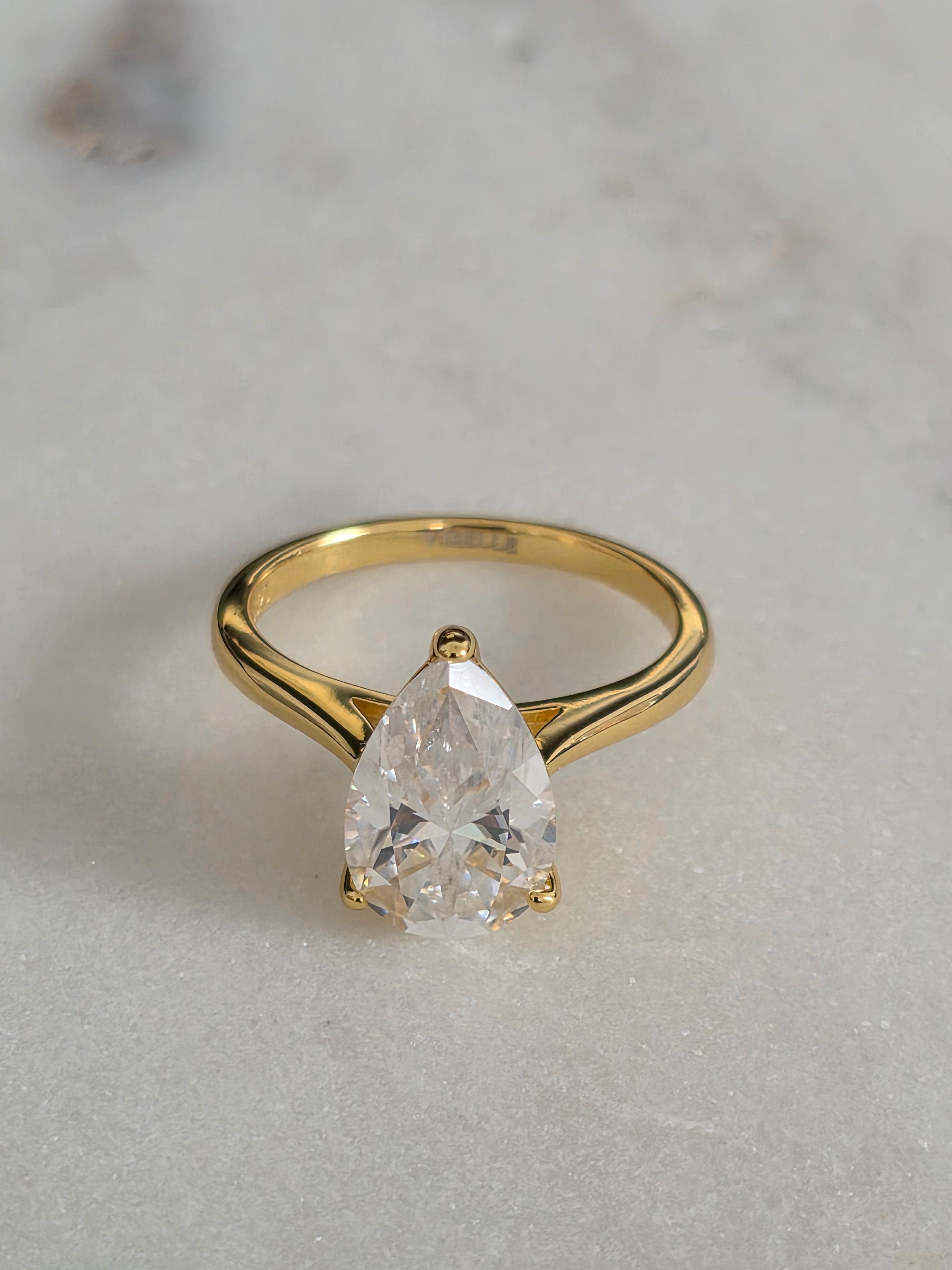 SOLITÄR PÄRONSLIPAD MOISSANITRING - 4.0ct