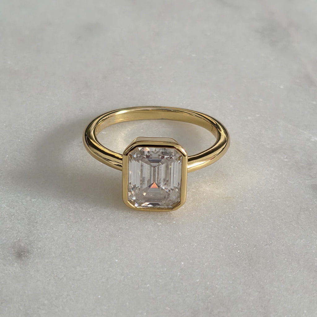 SOLITÄR SMARAGDSLIPAD INFATTAD MOISSANITERING - 3.0ct