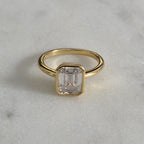 SOLITÄR SMARAGDSLIPAD INFATTAD MOISSANITERING - 3.0ct