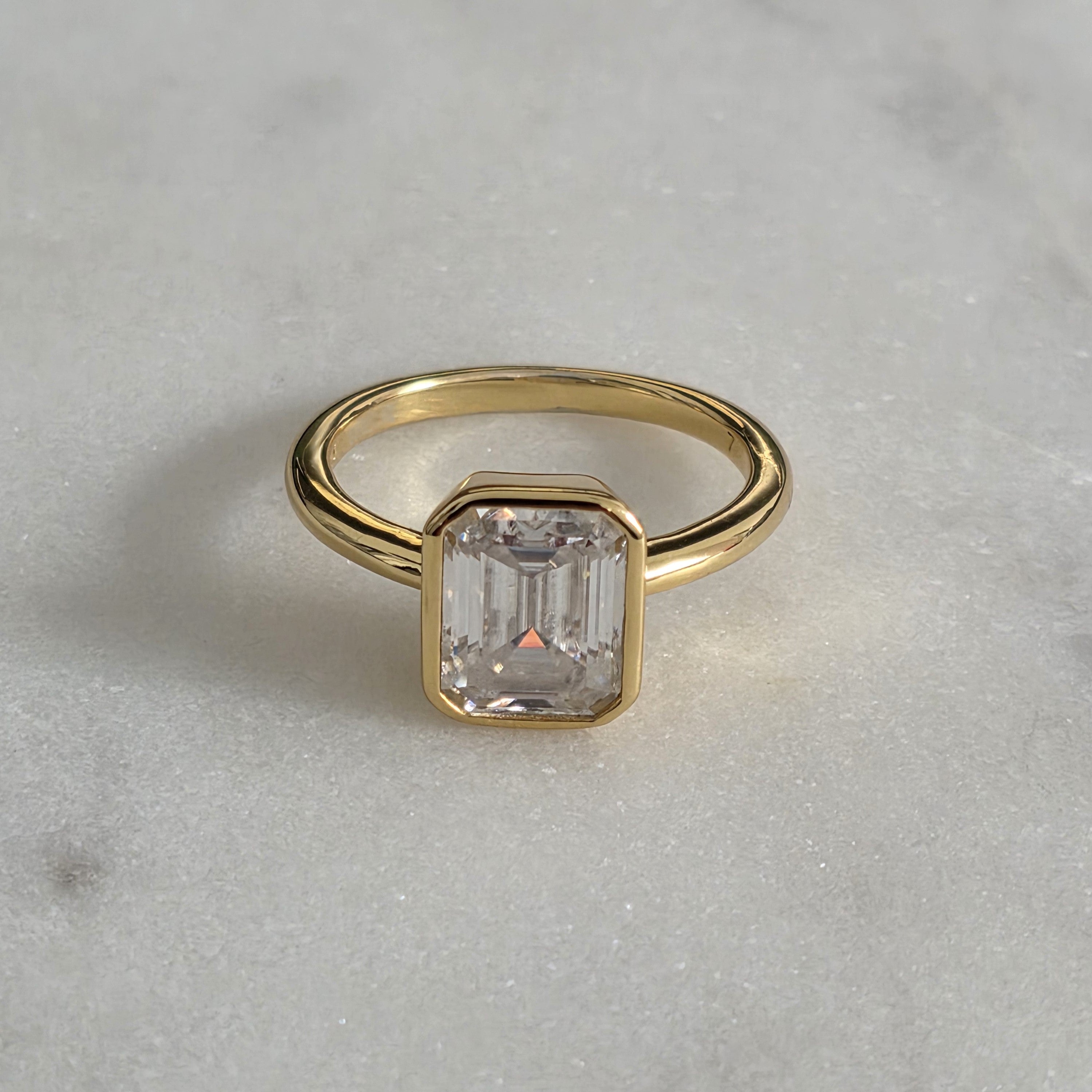 SOLITÄR SMARAGDSLIPAD INFATTAD MOISSANITERING - 3.0ct