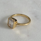 SOLITÄR SMARAGDSLIPAD INFATTAD MOISSANITERING - 3.0ct