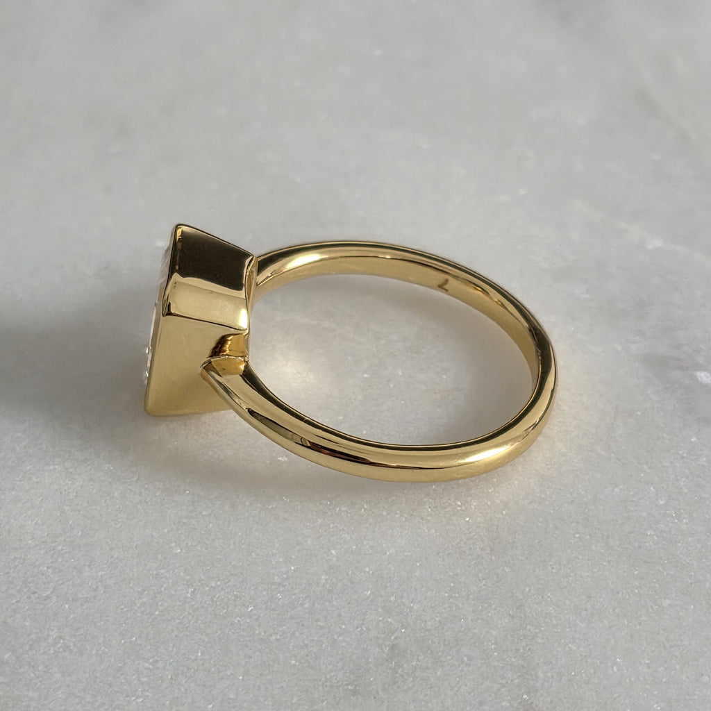 SOLITÄR SMARAGDSLIPAD INFATTAD MOISSANITERING - 3.0ct