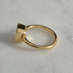 SOLITÄR SMARAGDSLIPAD INFATTAD MOISSANITERING - 3.0ct