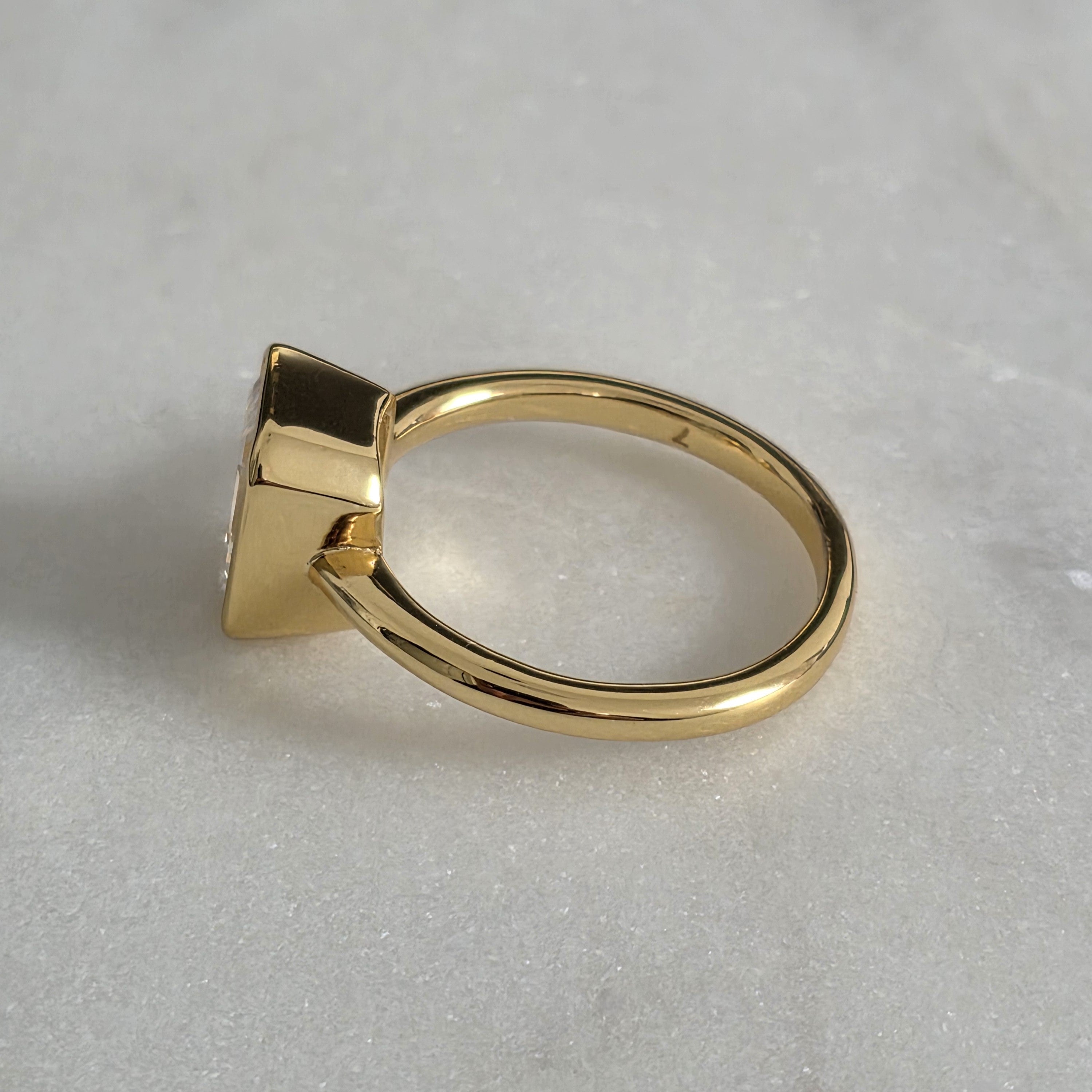 SOLITÄR SMARAGDSLIPAD INFATTAD MOISSANITERING - 3.0ct