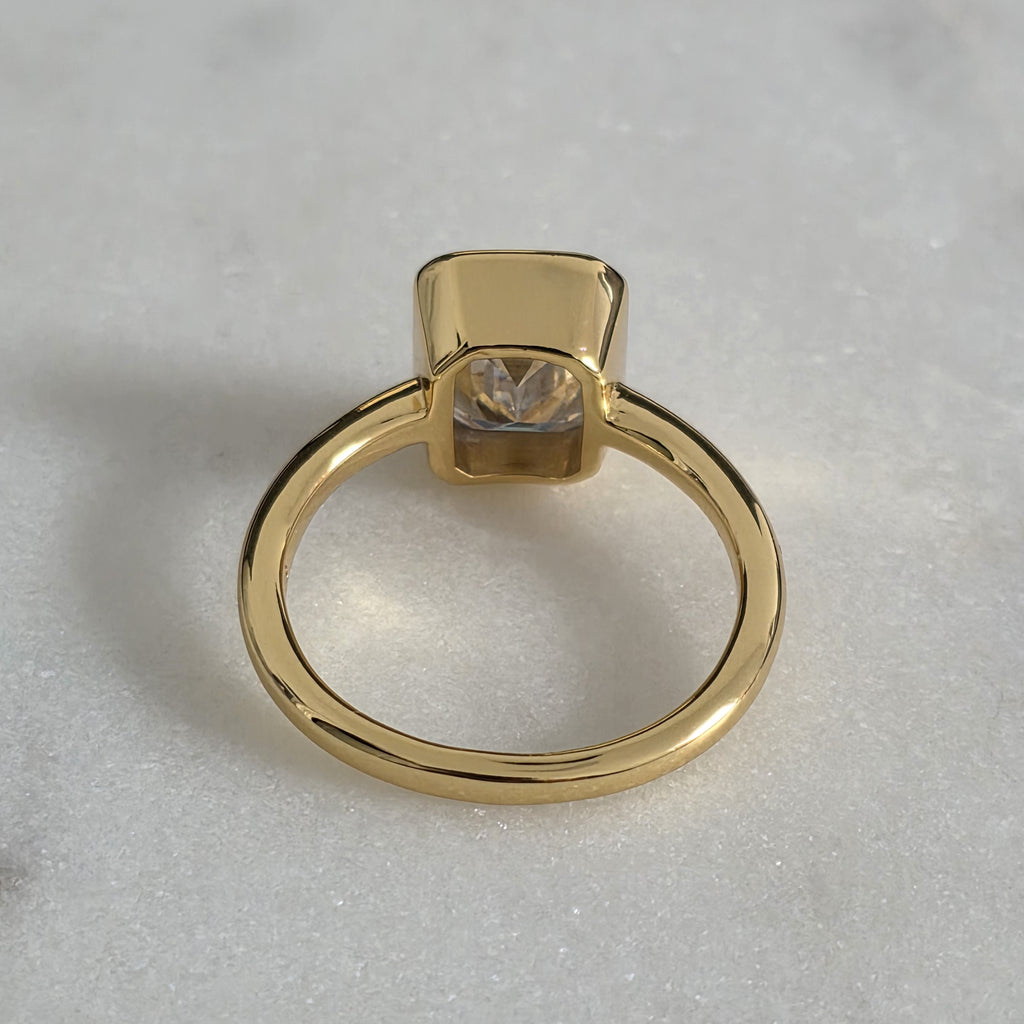 SOLITÄR SMARAGDSLIPAD INFATTAD MOISSANITERING - 3.0ct