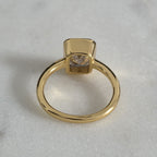 SOLITÄR SMARAGDSLIPAD INFATTAD MOISSANITERING - 3.0ct