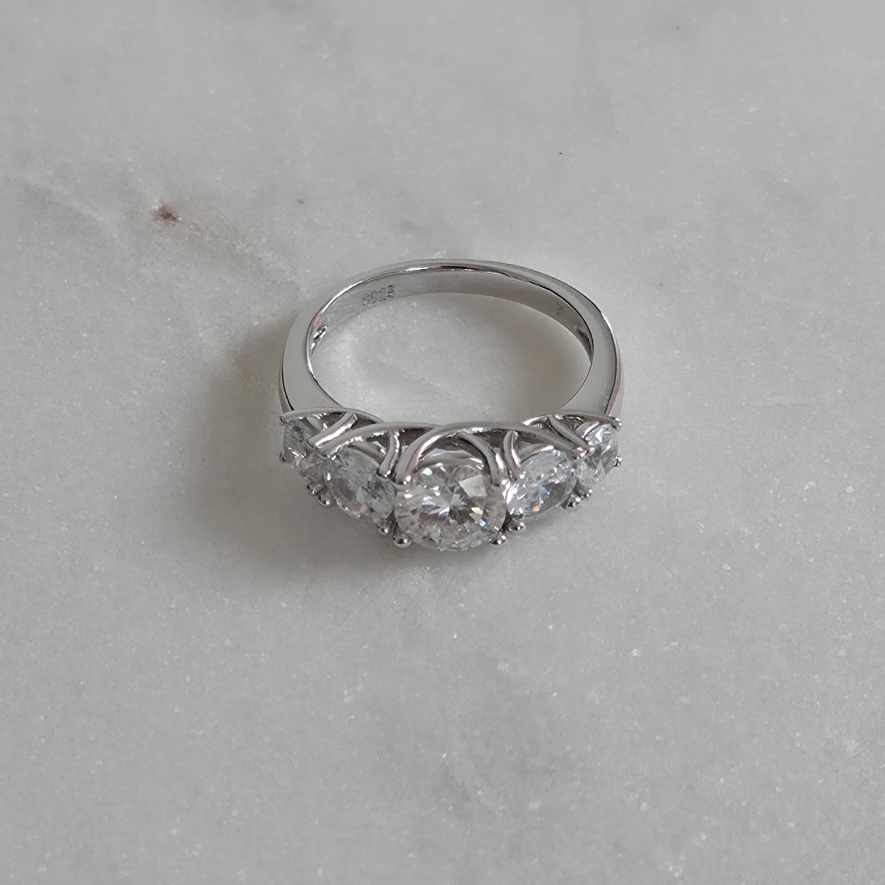 RING MED 5 RUNDSLIPADE MOISSANITSTENAR - 3.66ct