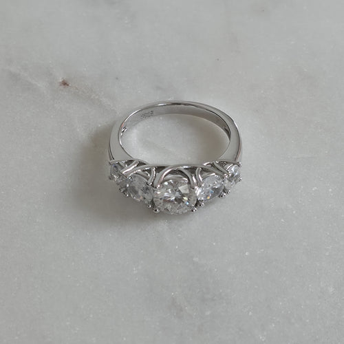 RING MED 5 RUNDSLIPADE MOISSANITSTENAR - 3.66ct