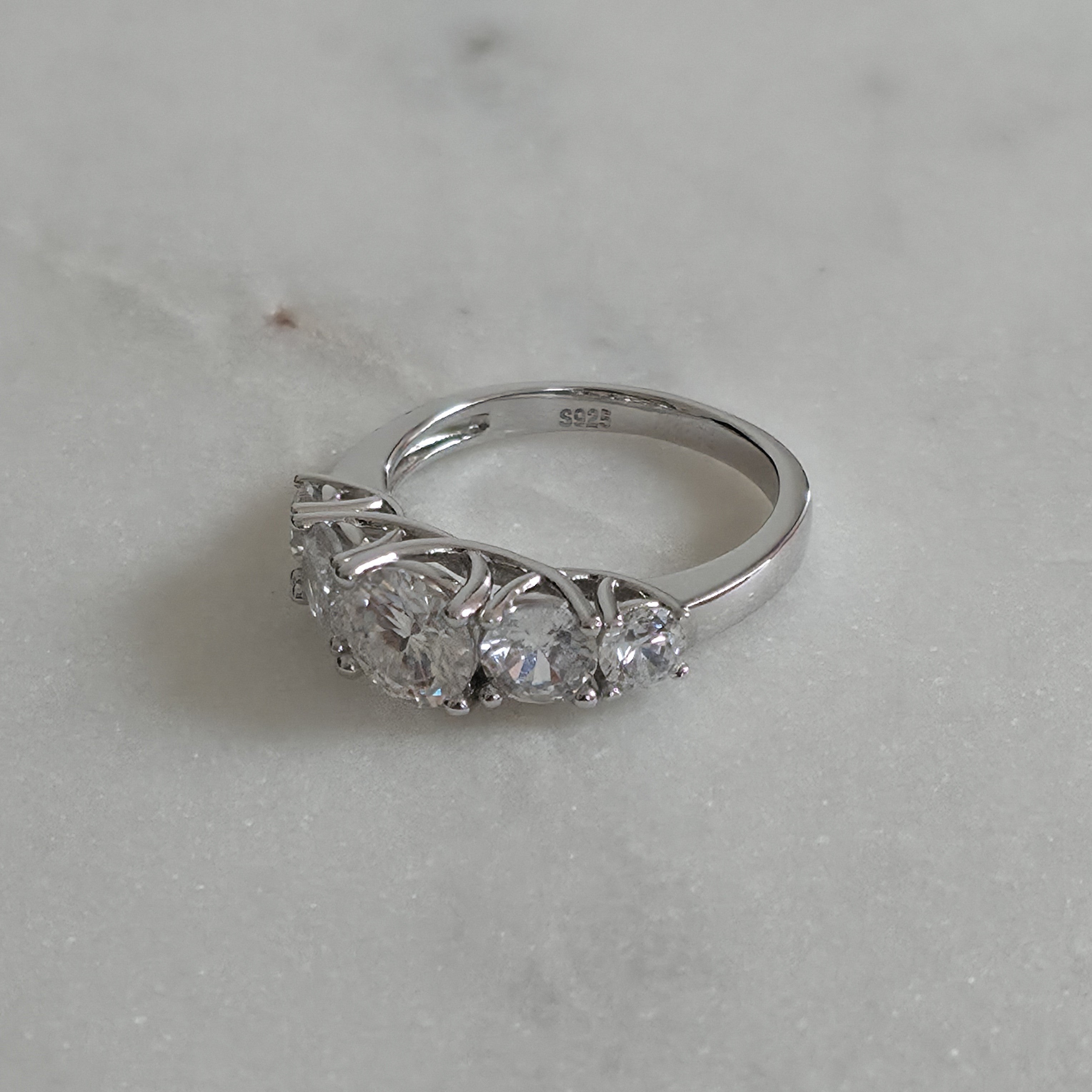 RING MED 5 RUNDSLIPADE MOISSANITSTENAR - 3.66ct