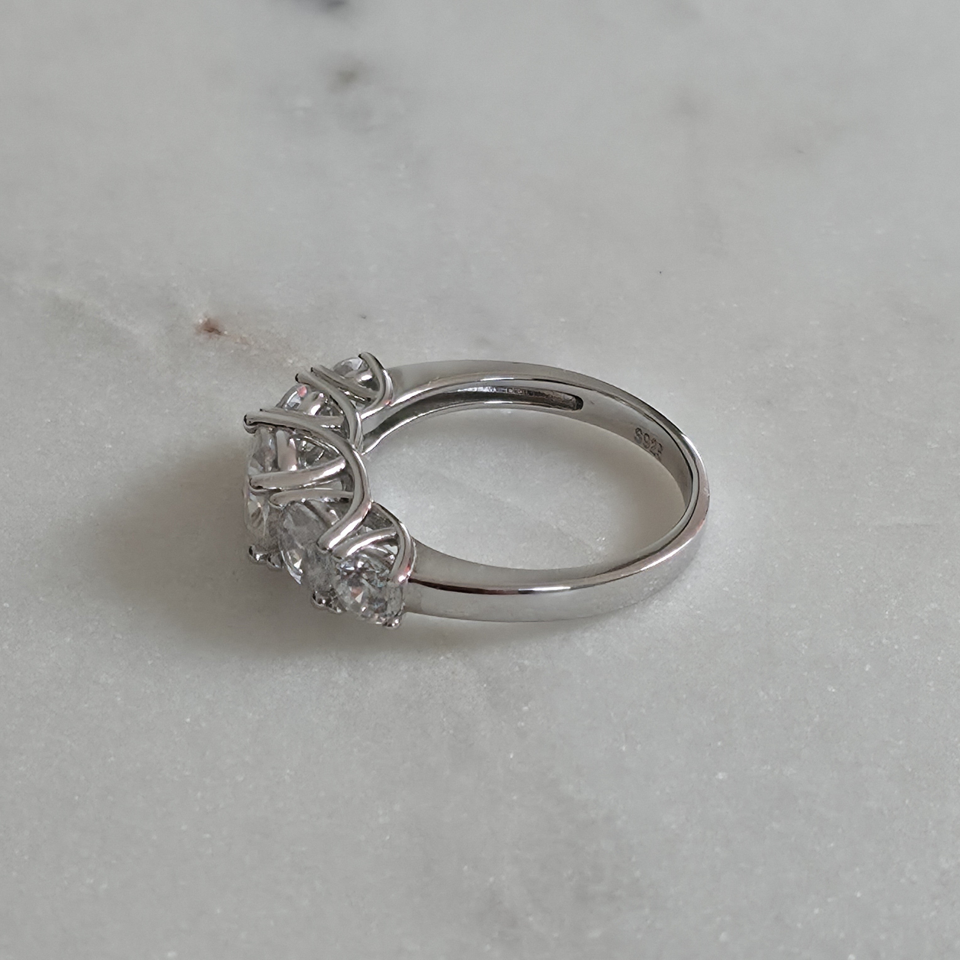 RING MED 5 RUNDSLIPADE MOISSANITSTENAR - 3.66ct