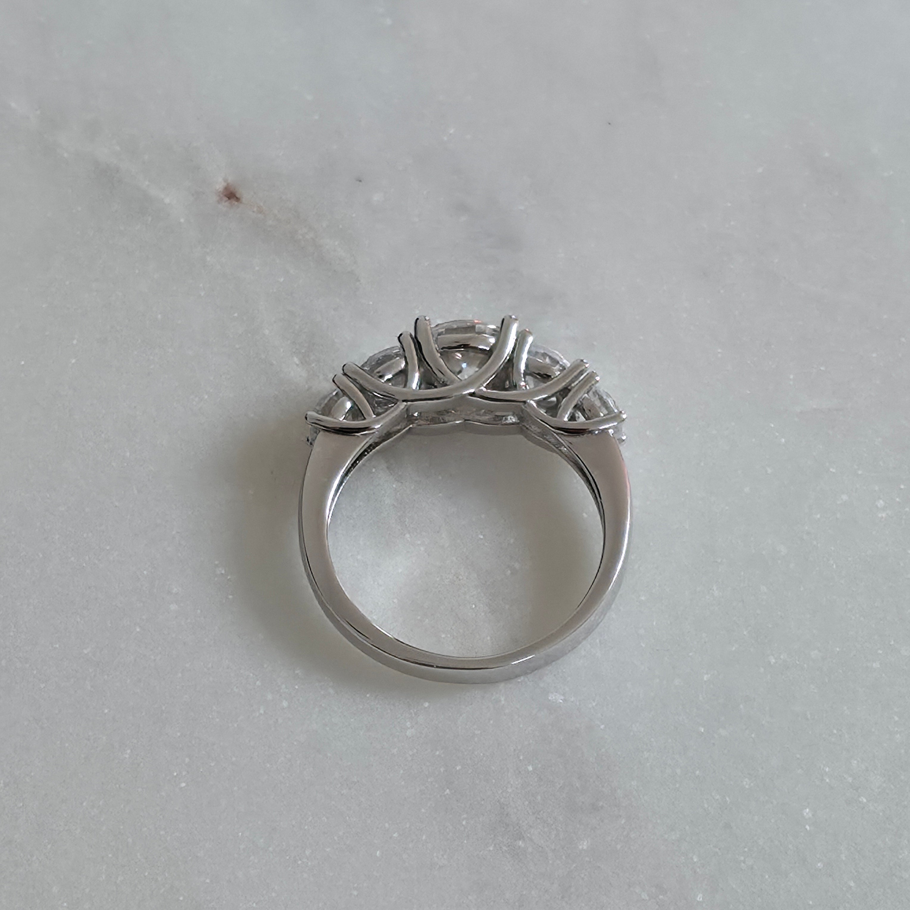 RING MED 5 RUNDSLIPADE MOISSANITSTENAR - 3.66ct
