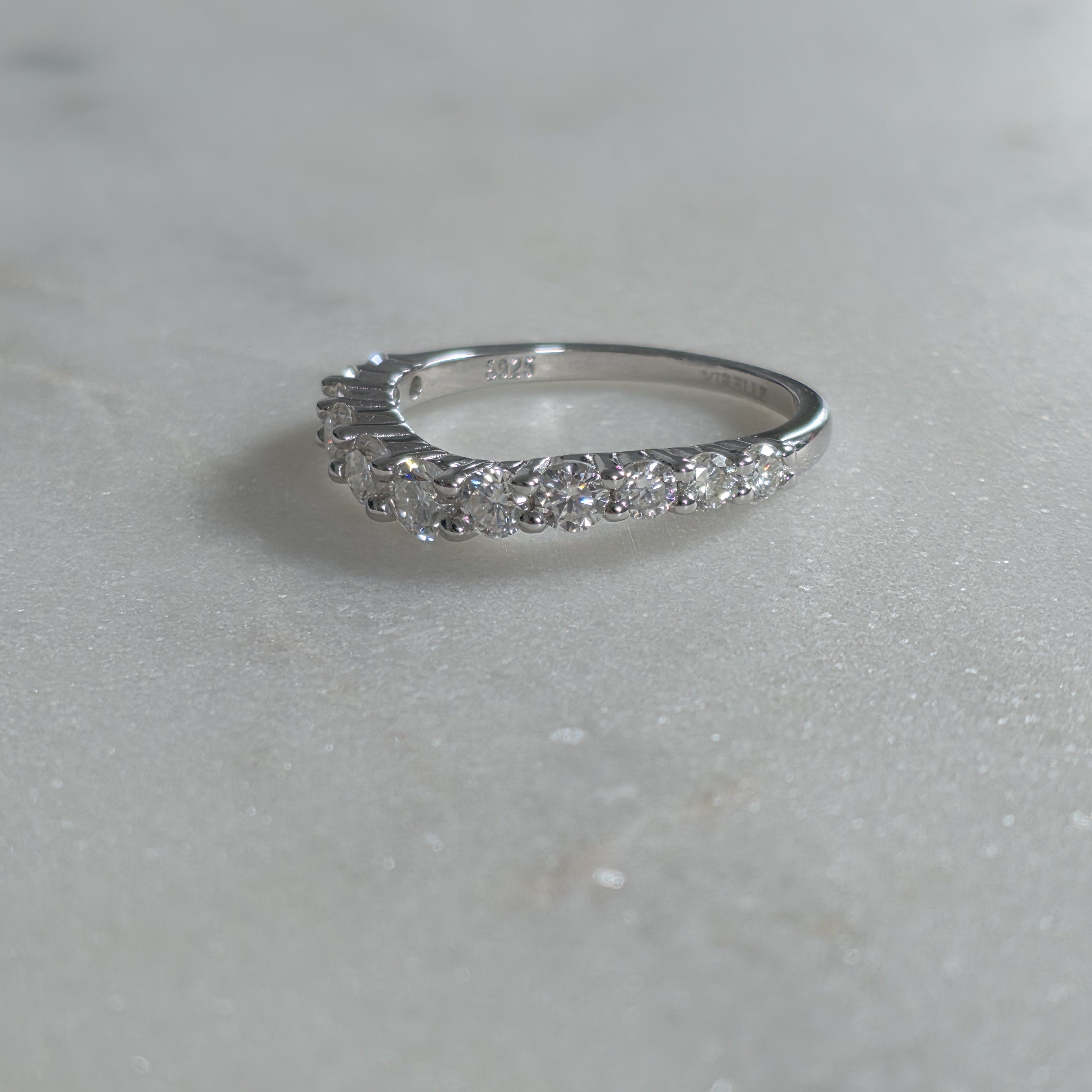 ALLIANCE 11-STENS RUNDSLIPAD BÖJD MOISSANITERING – 0.96ct