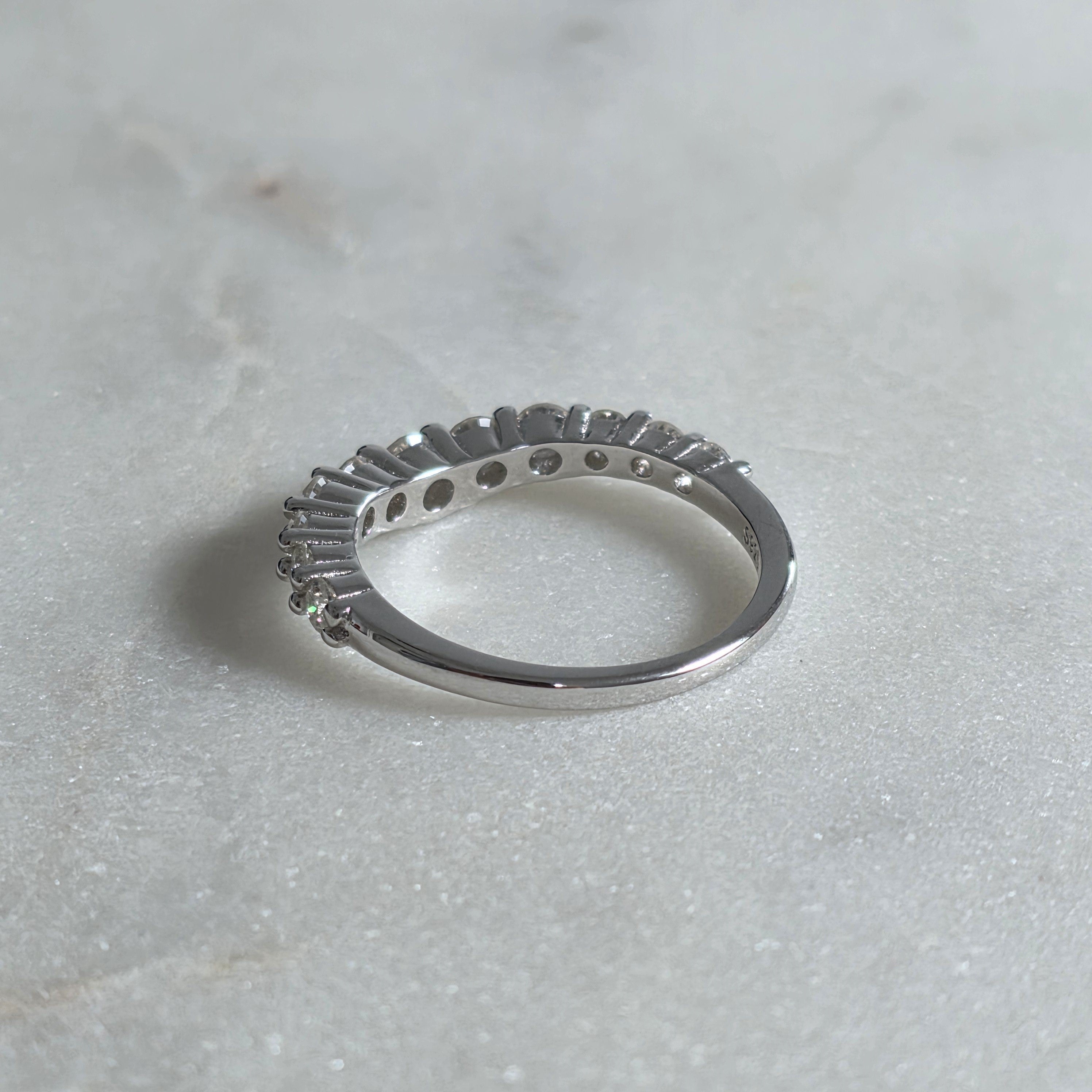 ALLIANCE 11-STENS RUNDSLIPAD BÖJD MOISSANITERING – 0.96ct