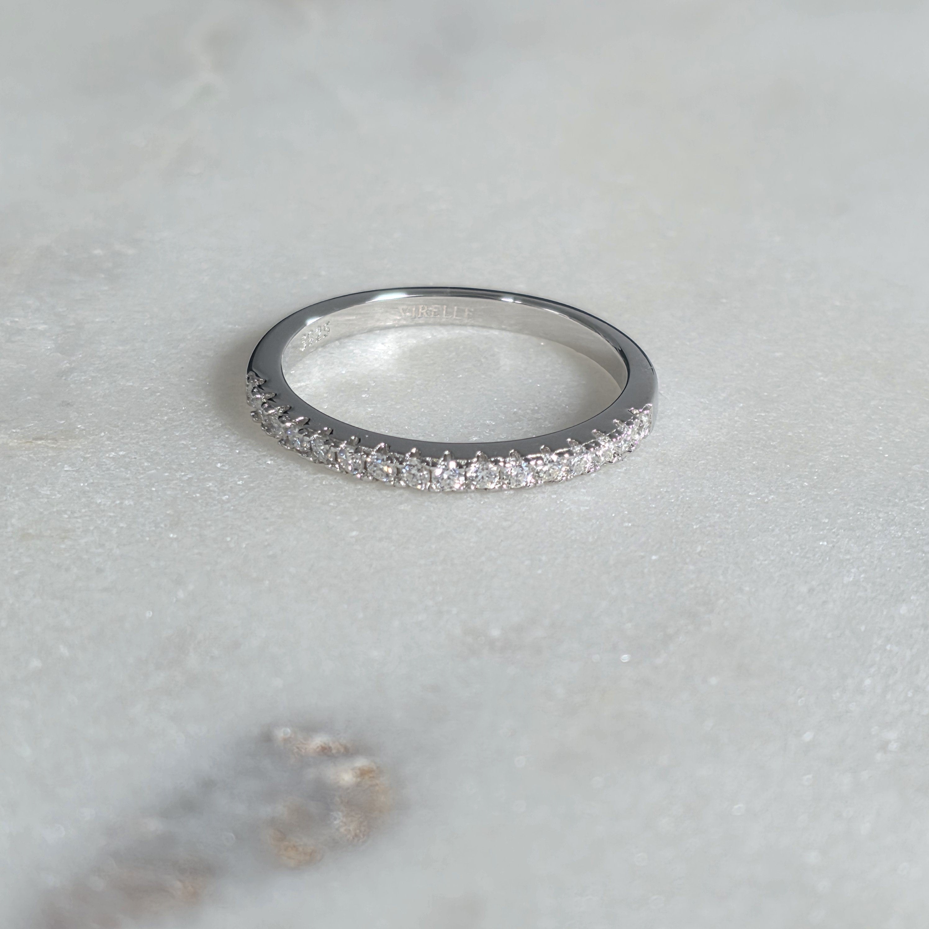 ALLIANSRING MED STACKING 16-STEN MOISSANITE – 0.24ct