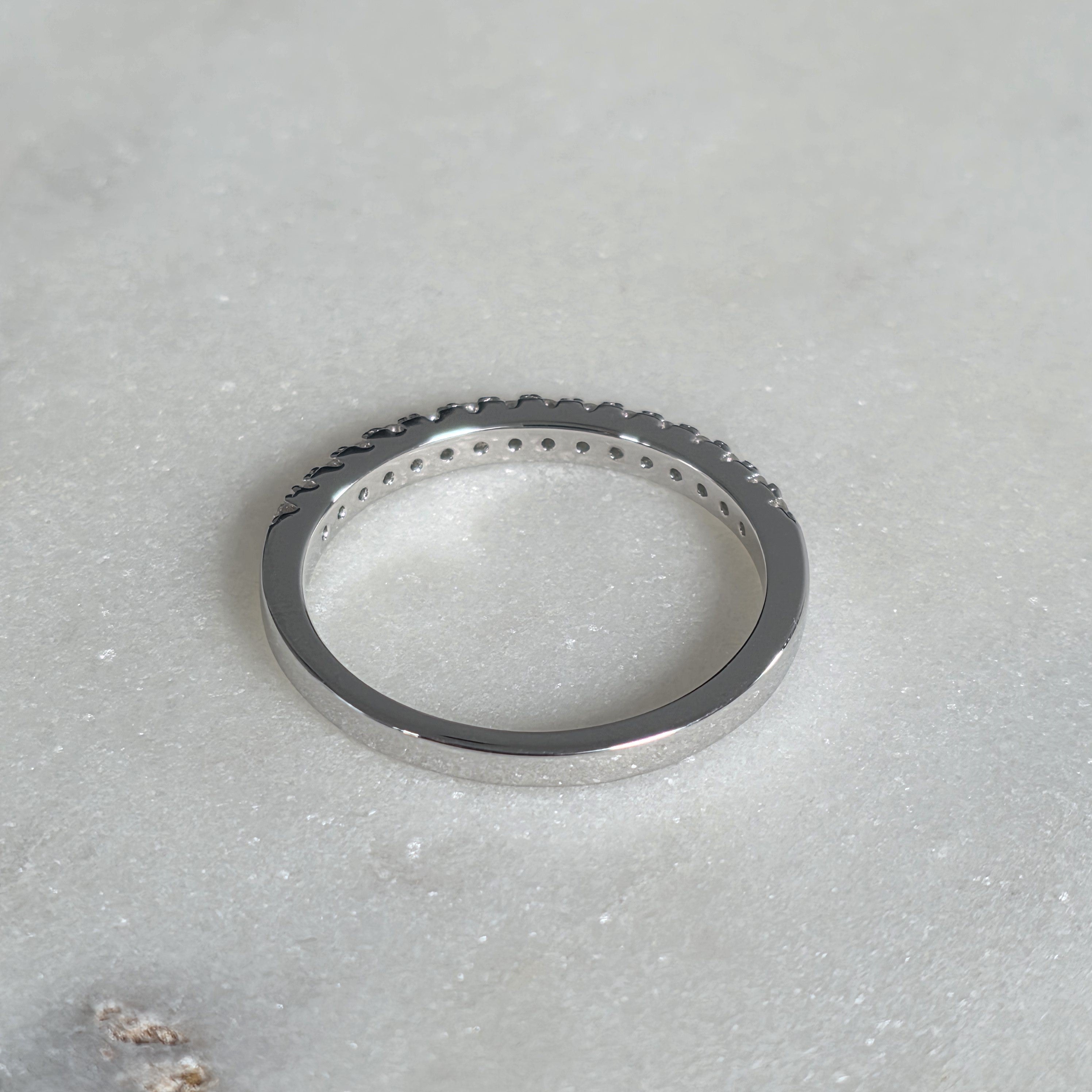 ALLIANSRING MED STACKING 16-STEN MOISSANITE – 0.24ct