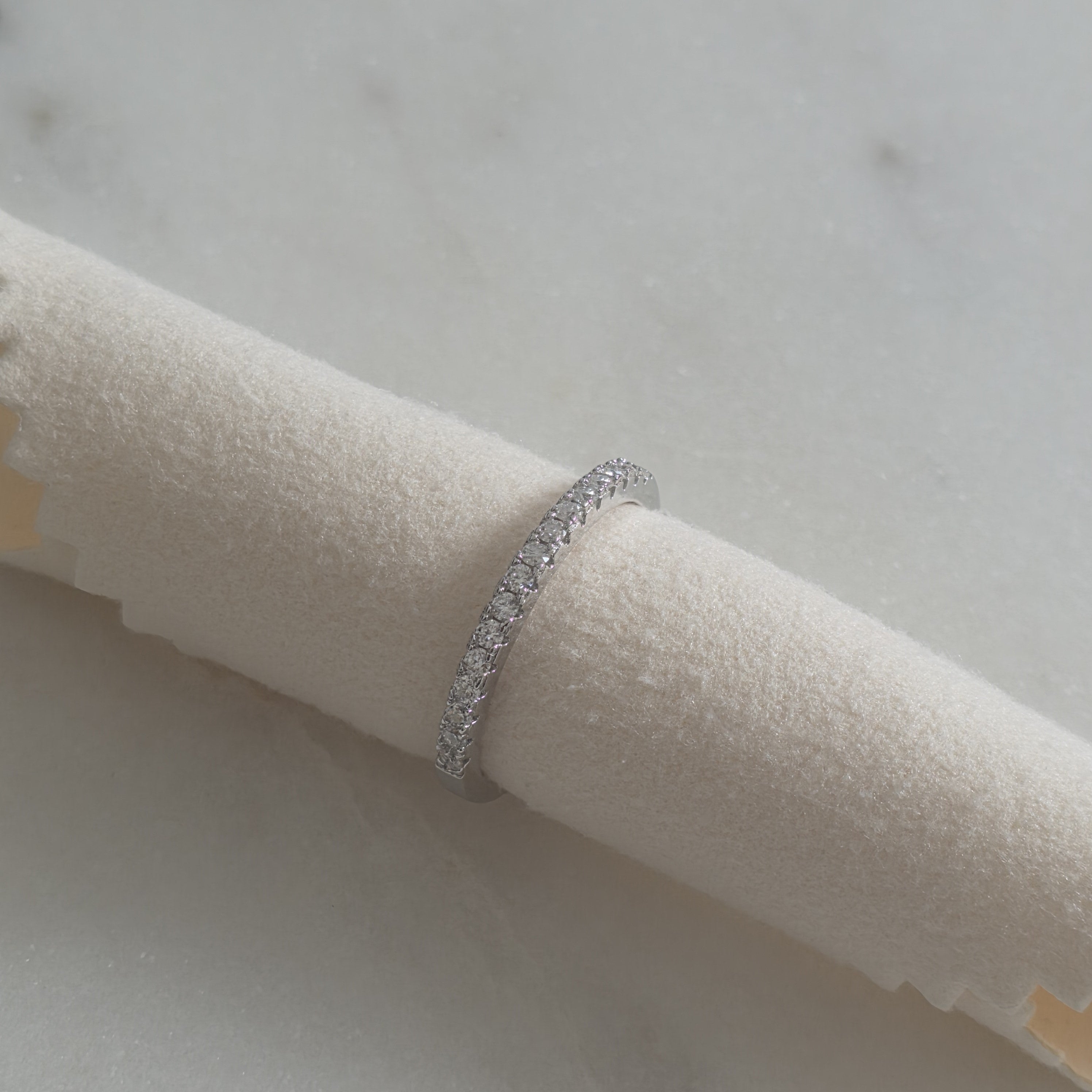 ALLIANSRING MED STACKING 16-STEN MOISSANITE – 0.24ct