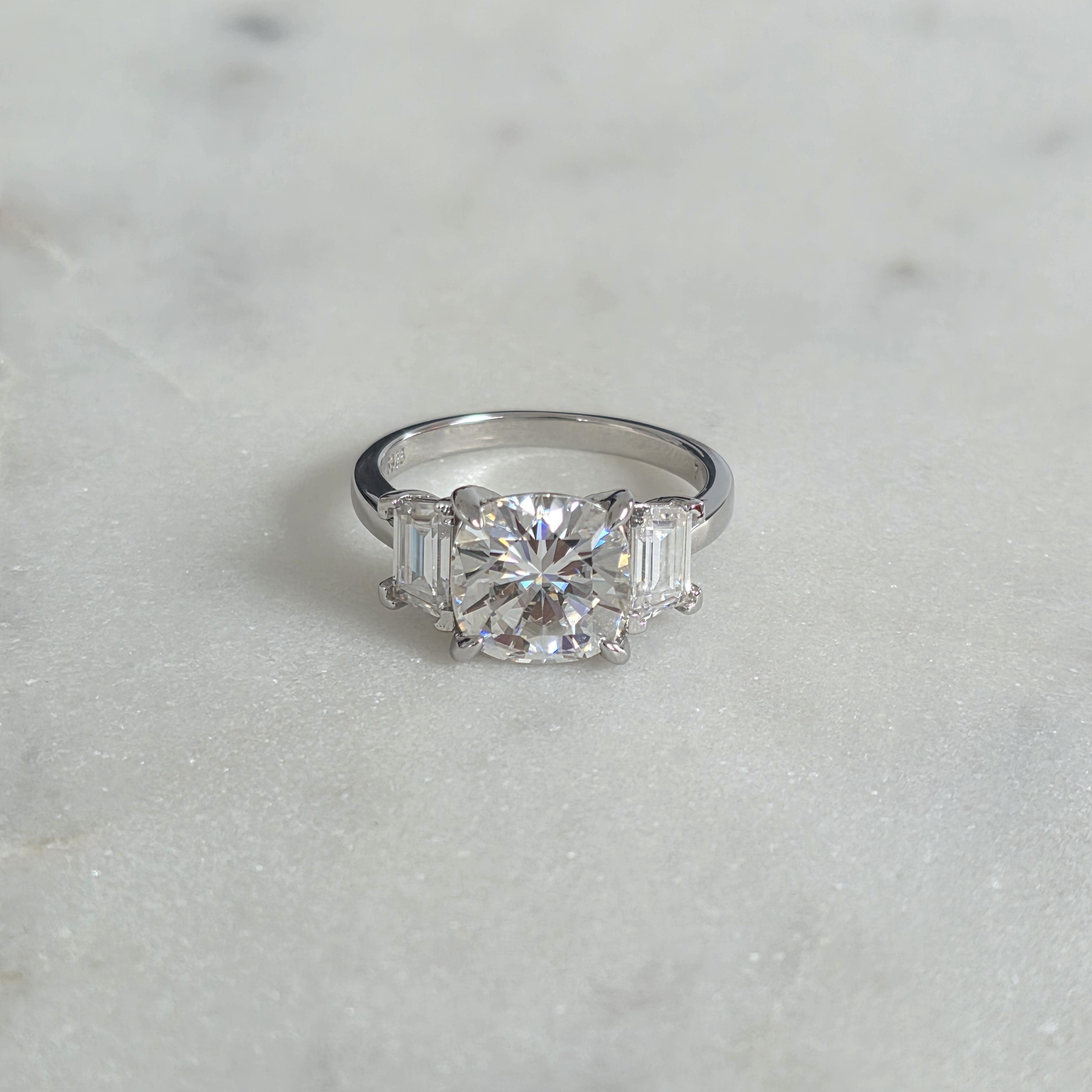 TRESTENS MOISSANITERING MED CUSHIONSLIPNING – 4,63 ct