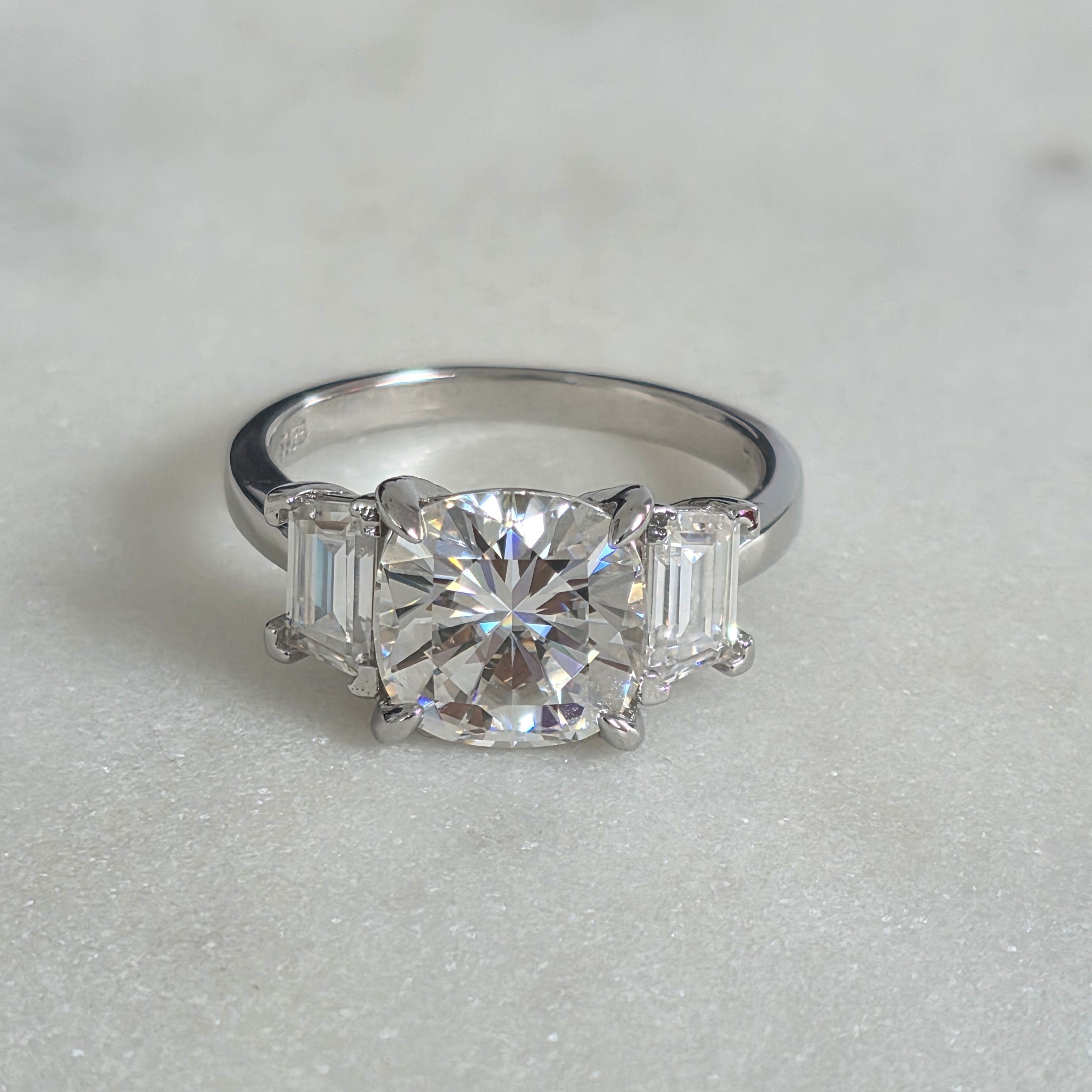 TRESTENS MOISSANITERING MED CUSHIONSLIPNING – 4,63 ct
