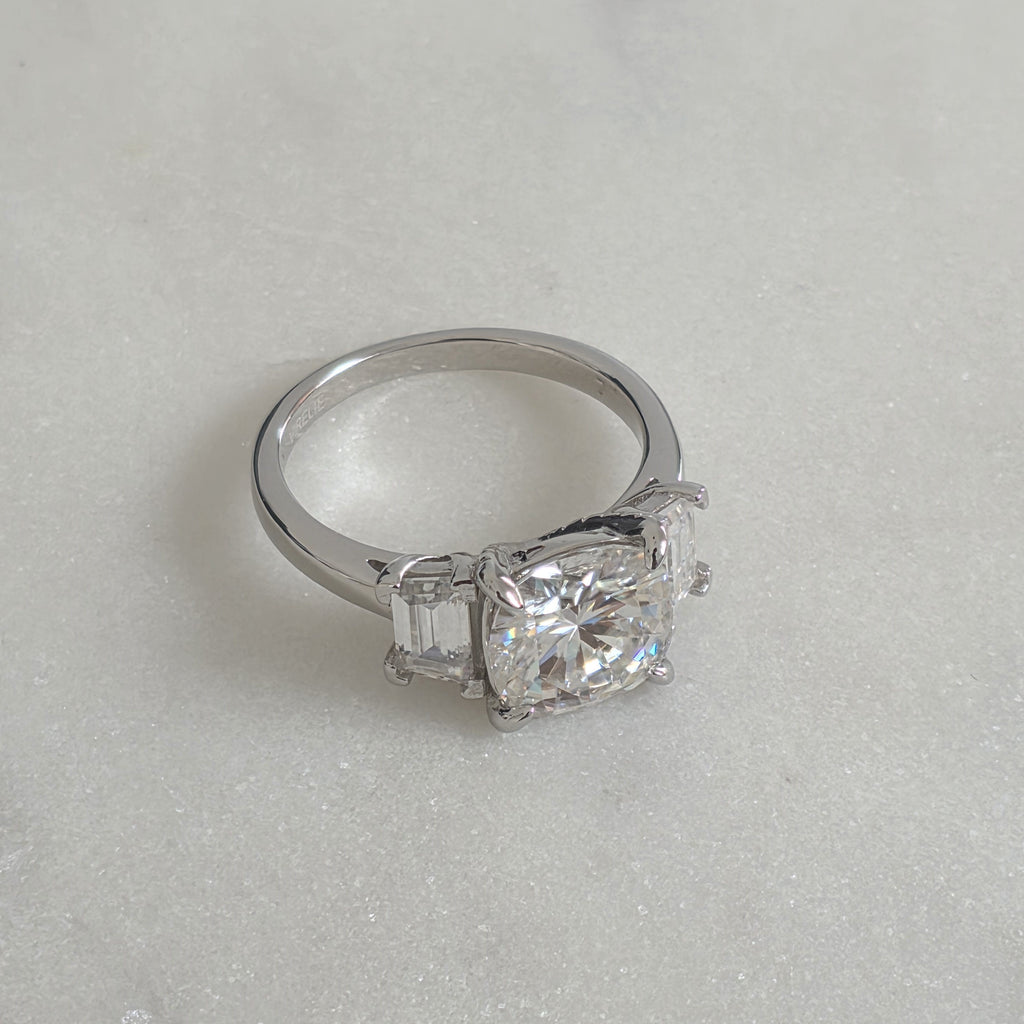 TRESTENS MOISSANITERING MED CUSHIONSLIPNING – 4,63 ct