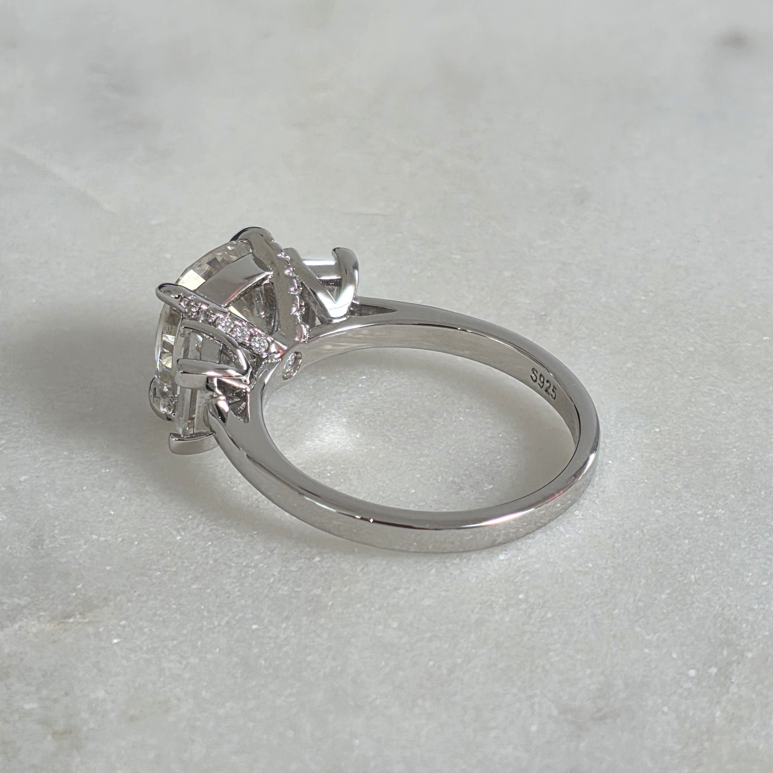 TRESTENS MOISSANITERING MED CUSHIONSLIPNING – 4,63 ct