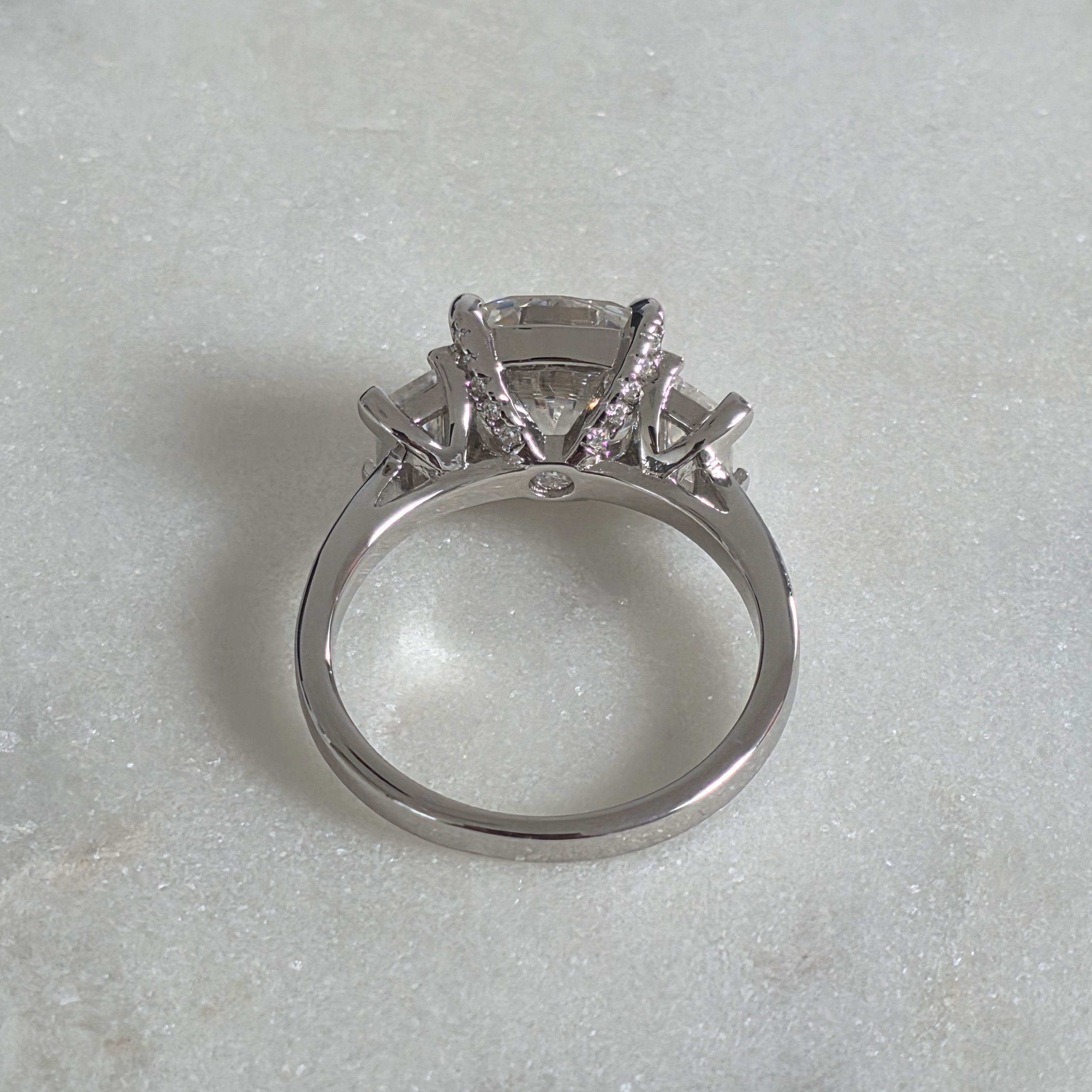 TRESTENS MOISSANITERING MED CUSHIONSLIPNING – 4,63 ct
