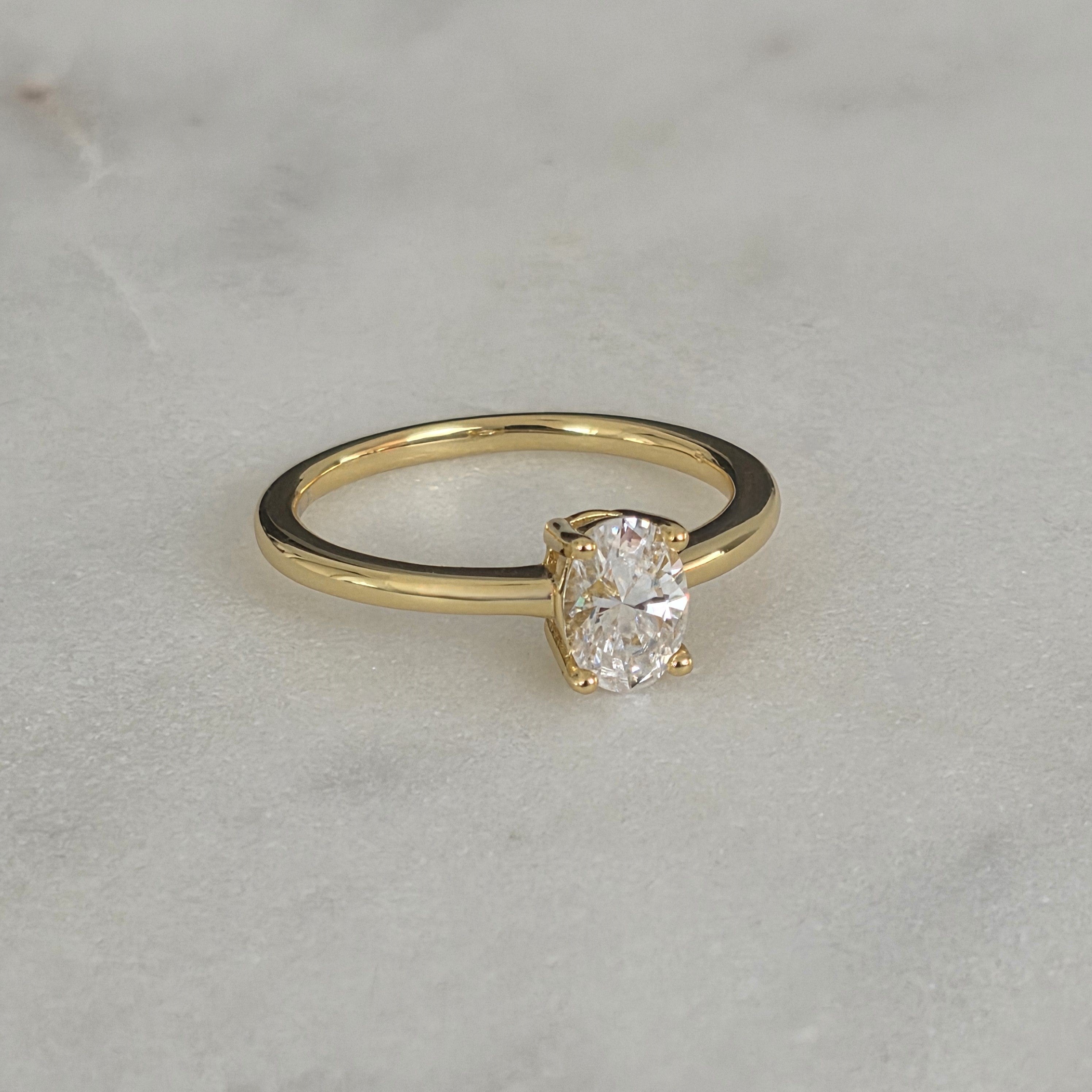 SOLITÄR OVALSLIPAD MOISSANITRING - 1.0ct