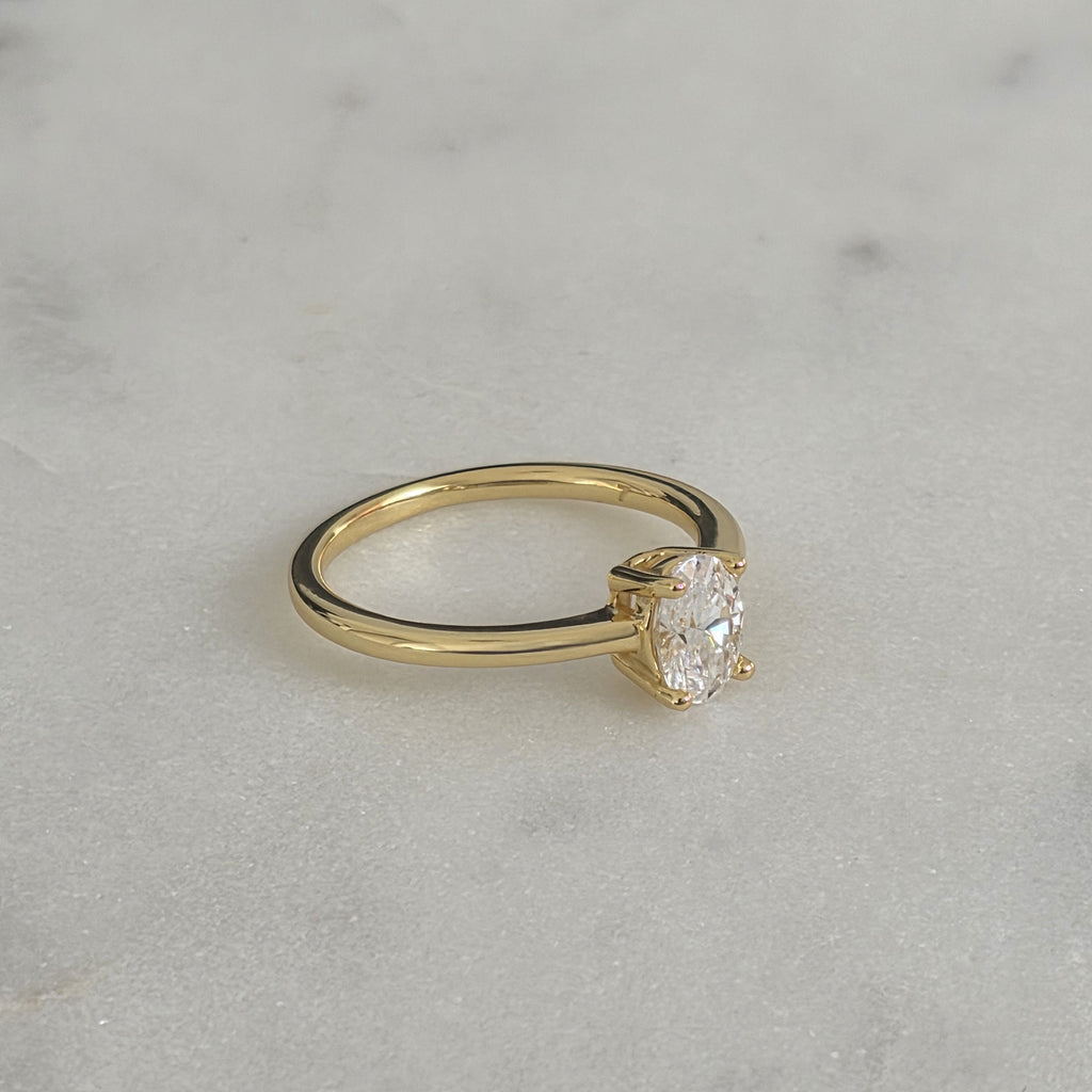 SOLITÄR OVALSLIPAD MOISSANITRING - 1.0ct