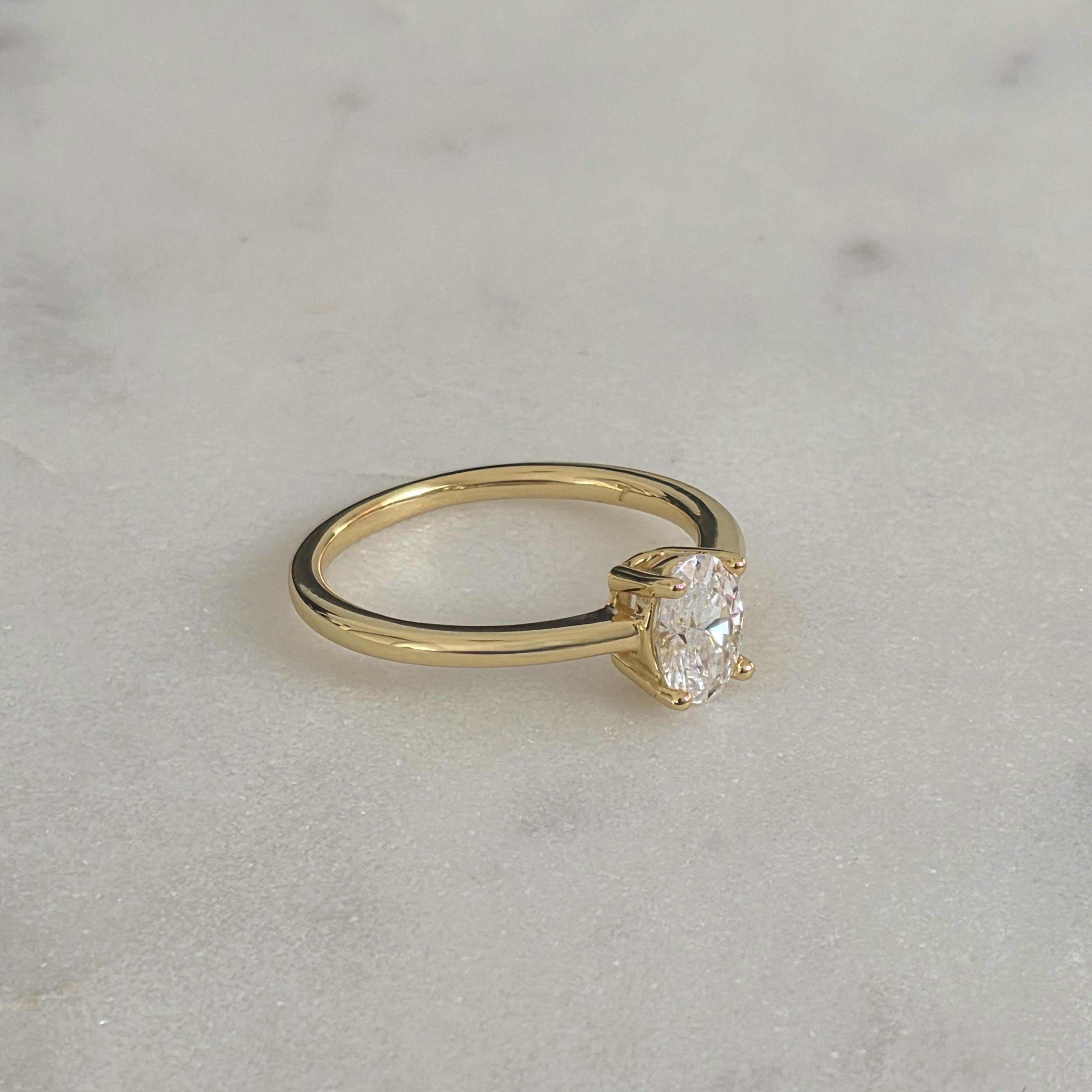 SOLITÄR OVALSLIPAD MOISSANITRING - 1.0ct