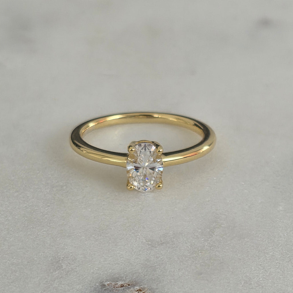 SOLITÄR OVALSLIPAD MOISSANITRING - 1.0ct