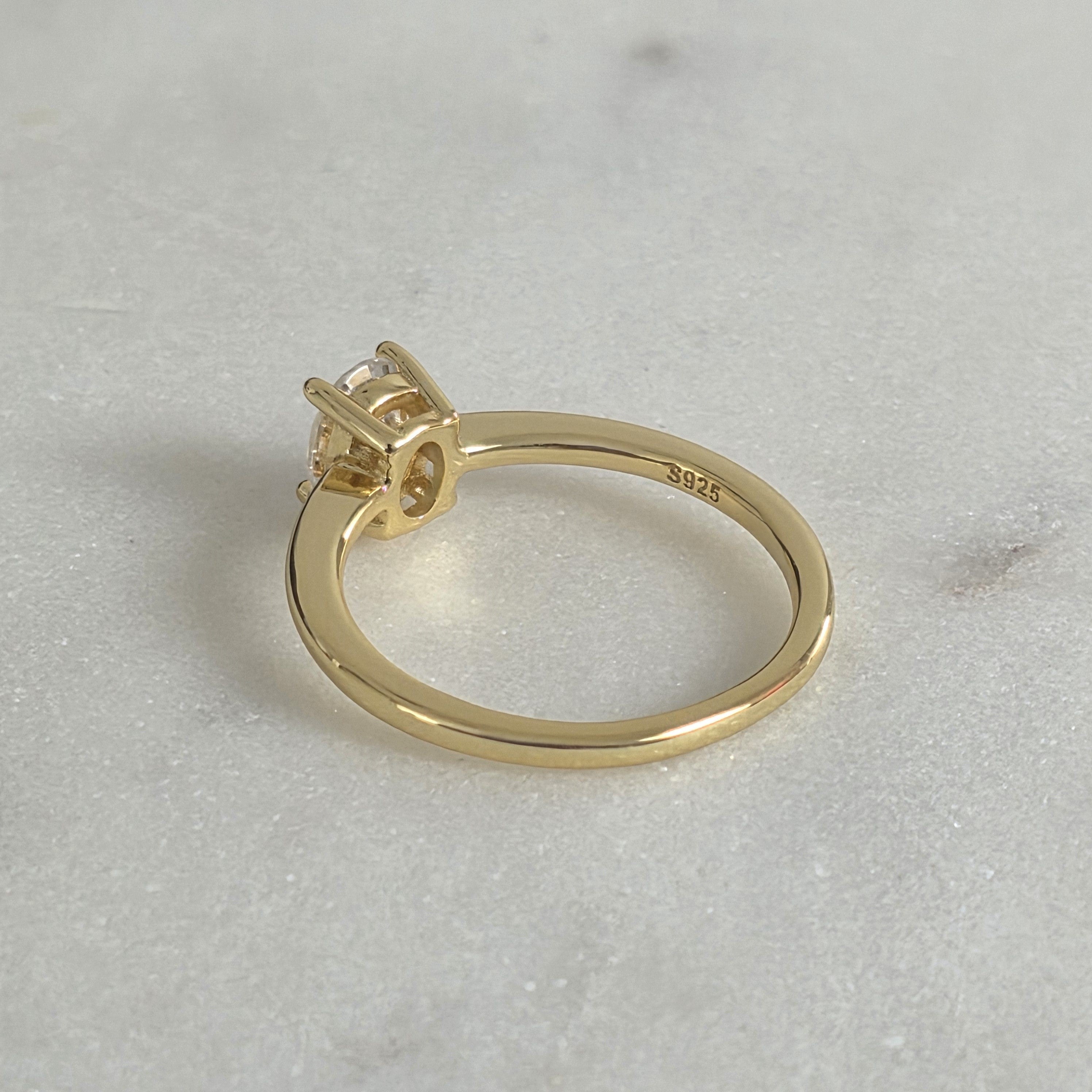 SOLITÄR OVALSLIPAD MOISSANITRING - 1.0ct