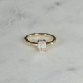 ENSTAKA SMARAGDSLIPAD MOISSANITRING - 1.02 ct