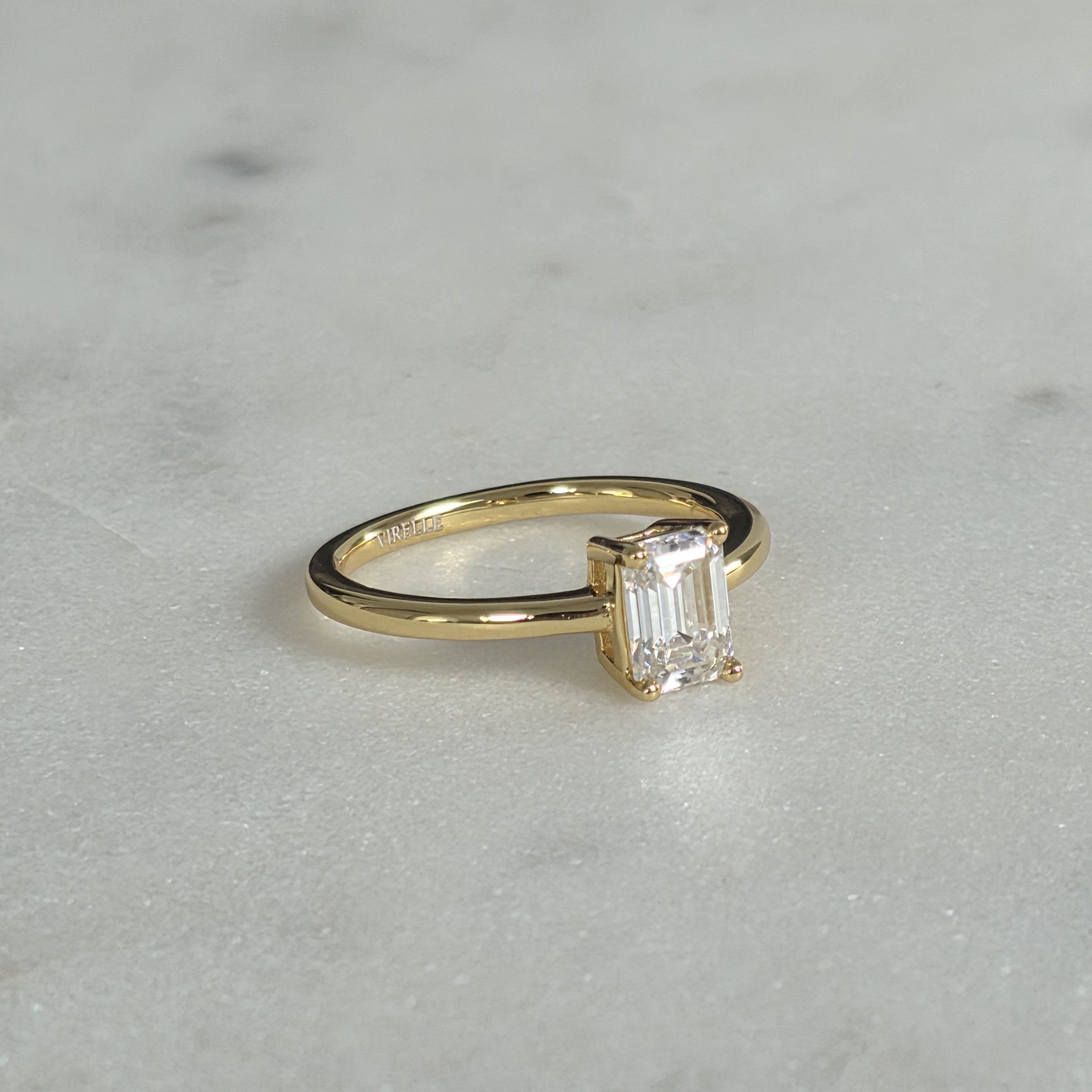 ENSTAKA SMARAGDSLIPAD MOISSANITRING - 1.02 ct