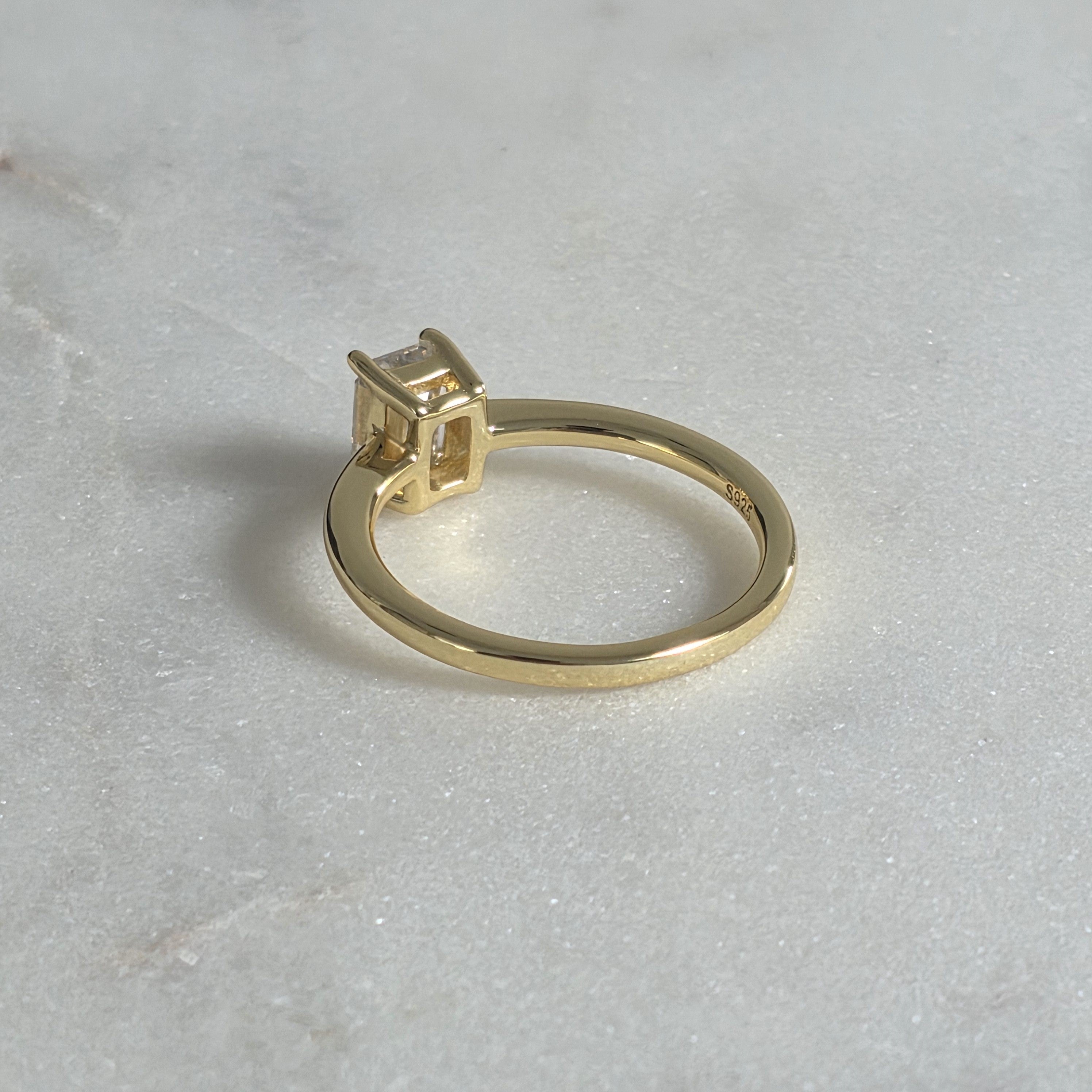 ENSTAKA SMARAGDSLIPAD MOISSANITRING - 1.02 ct