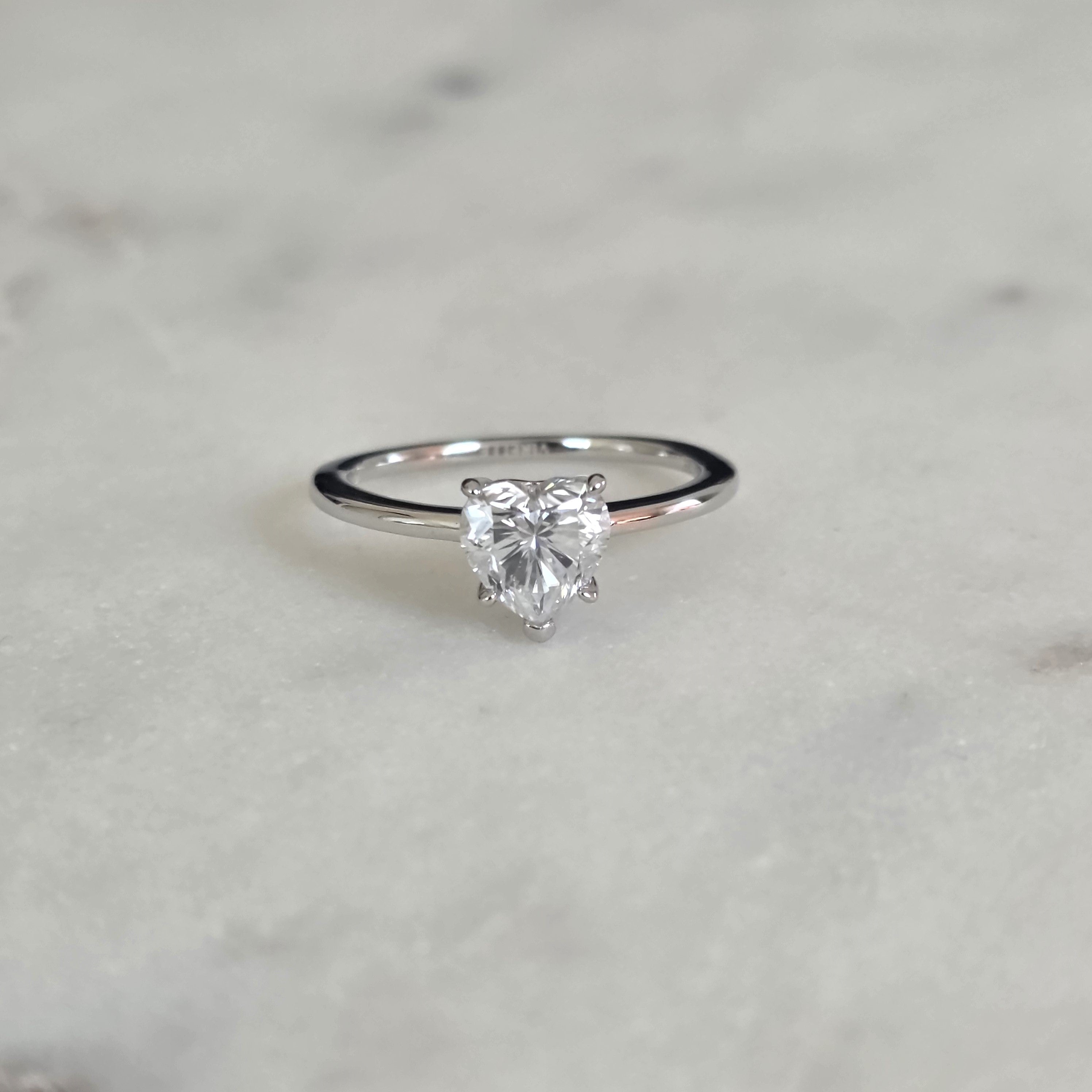SOLITÄR HJÄRTFÖRMAD MOISSANITERING - 1,0ct