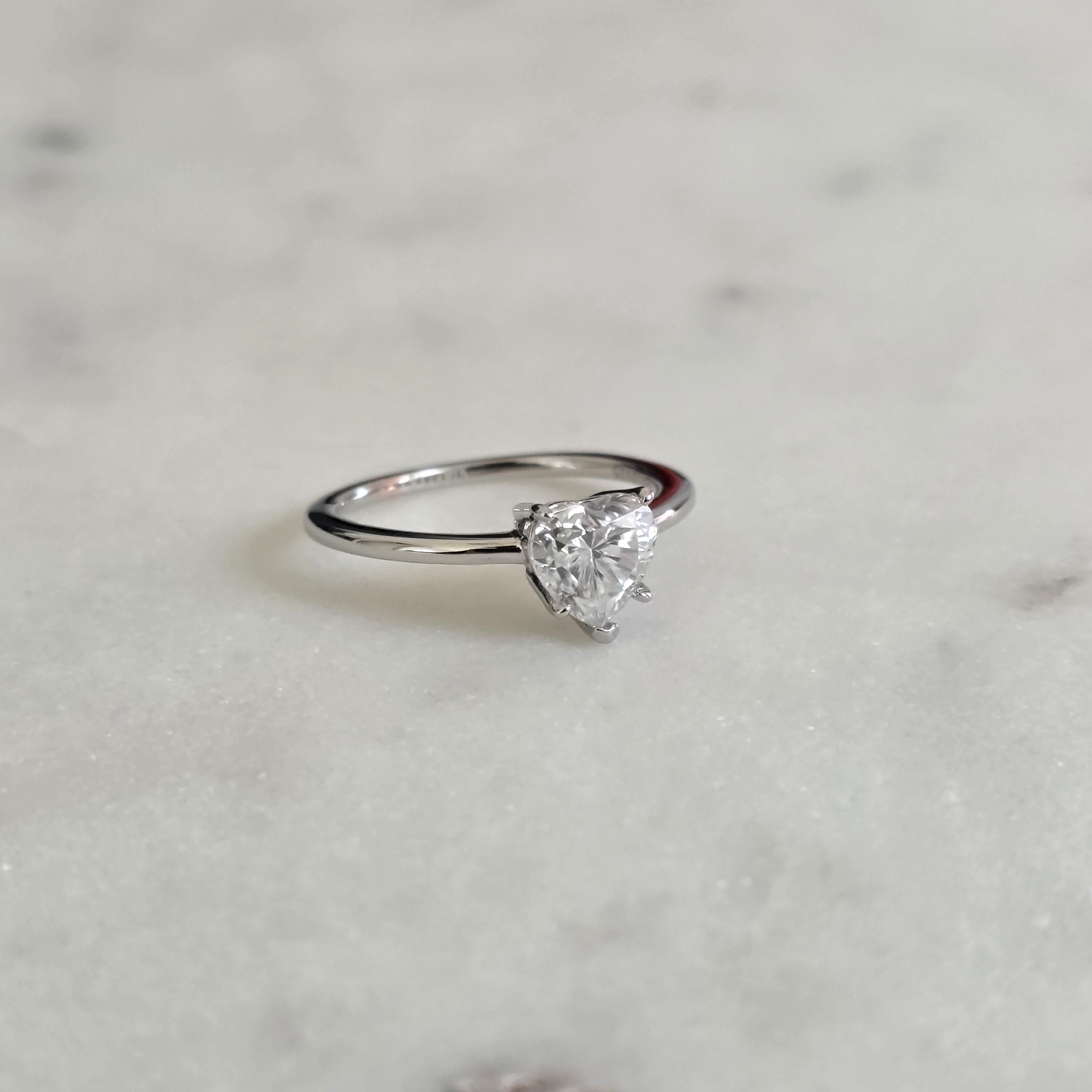 SOLITÄR HJÄRTFÖRMAD MOISSANITERING - 1,0ct