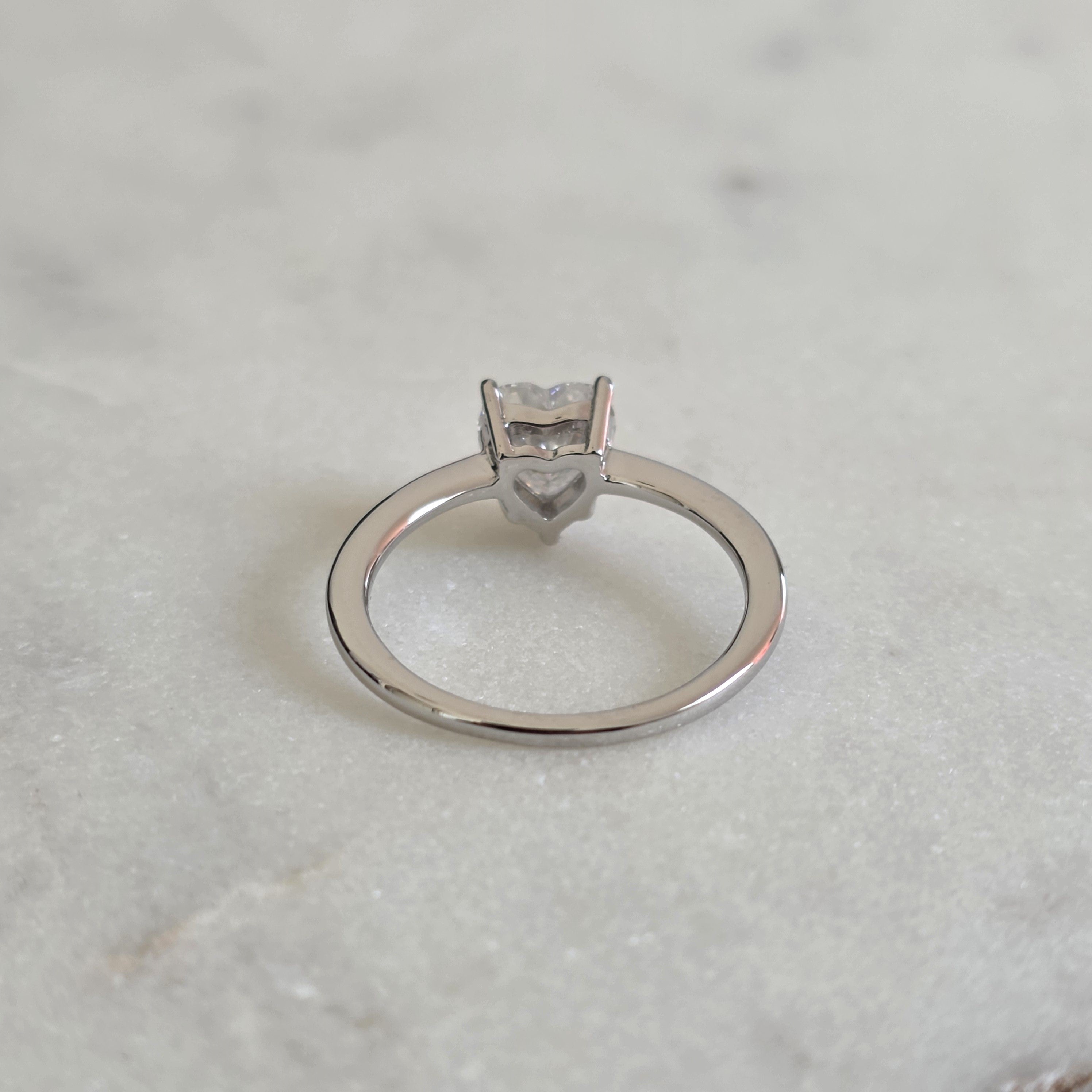 SOLITÄR HJÄRTFÖRMAD MOISSANITERING - 1,0ct
