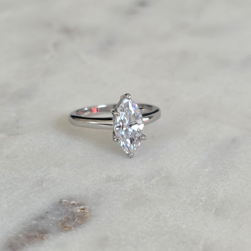 SOLITÄR MARQUISE-SLIPAD MOISSANITERING - 2.0ct