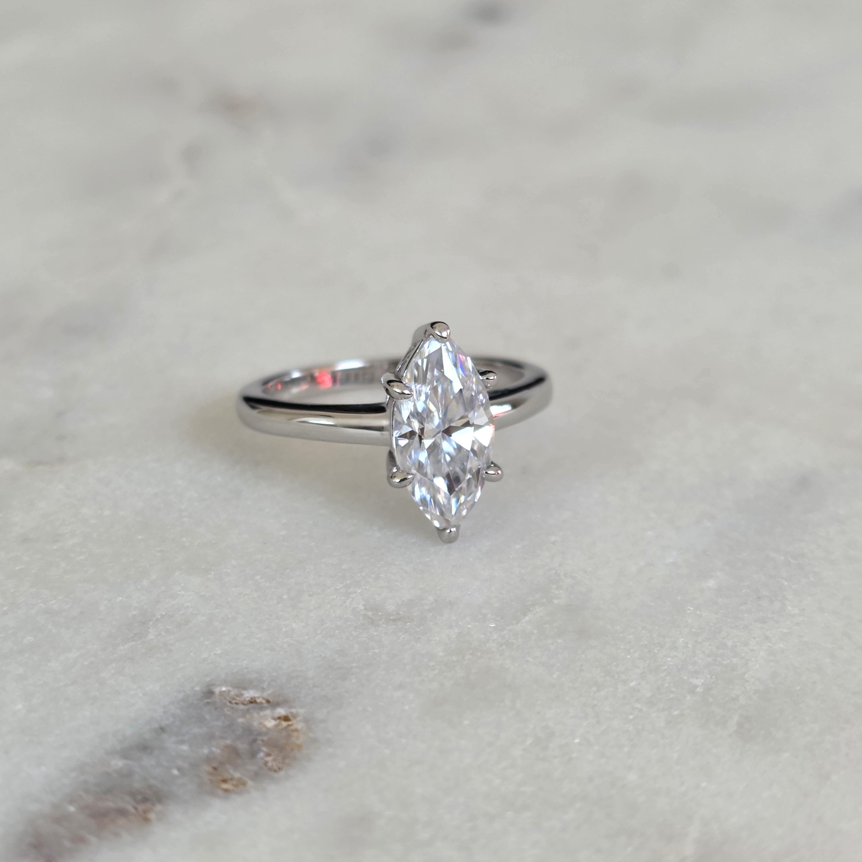 SOLITÄR MARQUISE-SLIPAD MOISSANITERING - 2.0ct