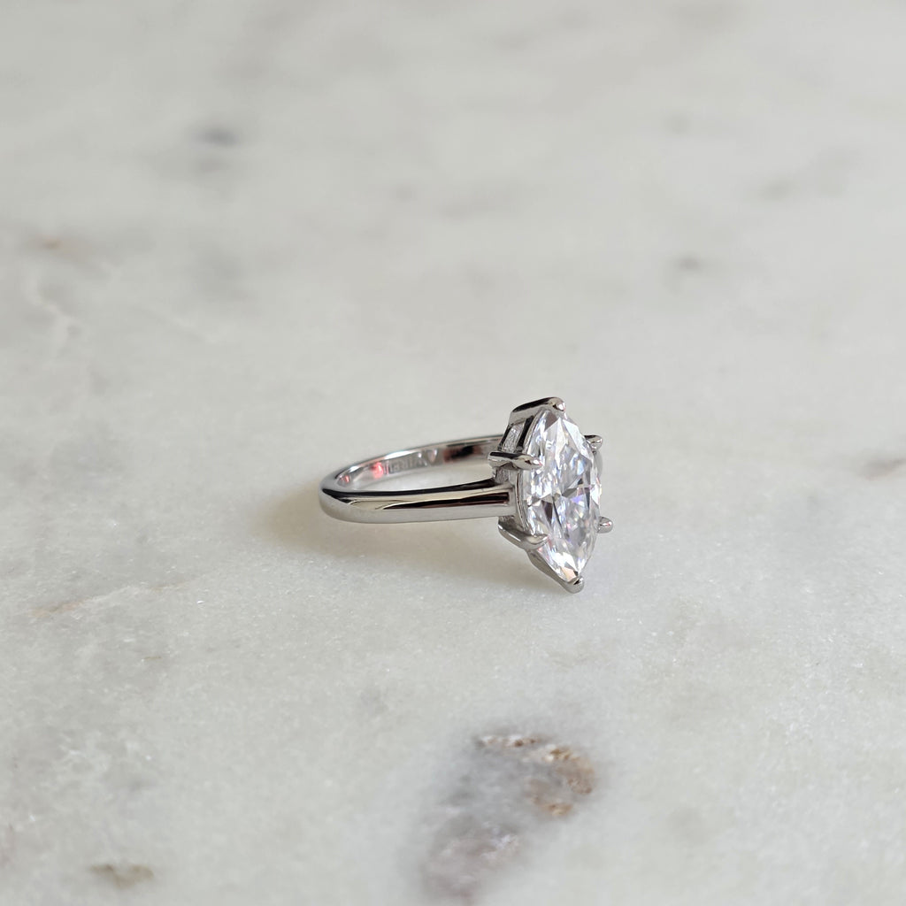 SOLITÄR MARQUISE-SLIPAD MOISSANITERING - 2.0ct