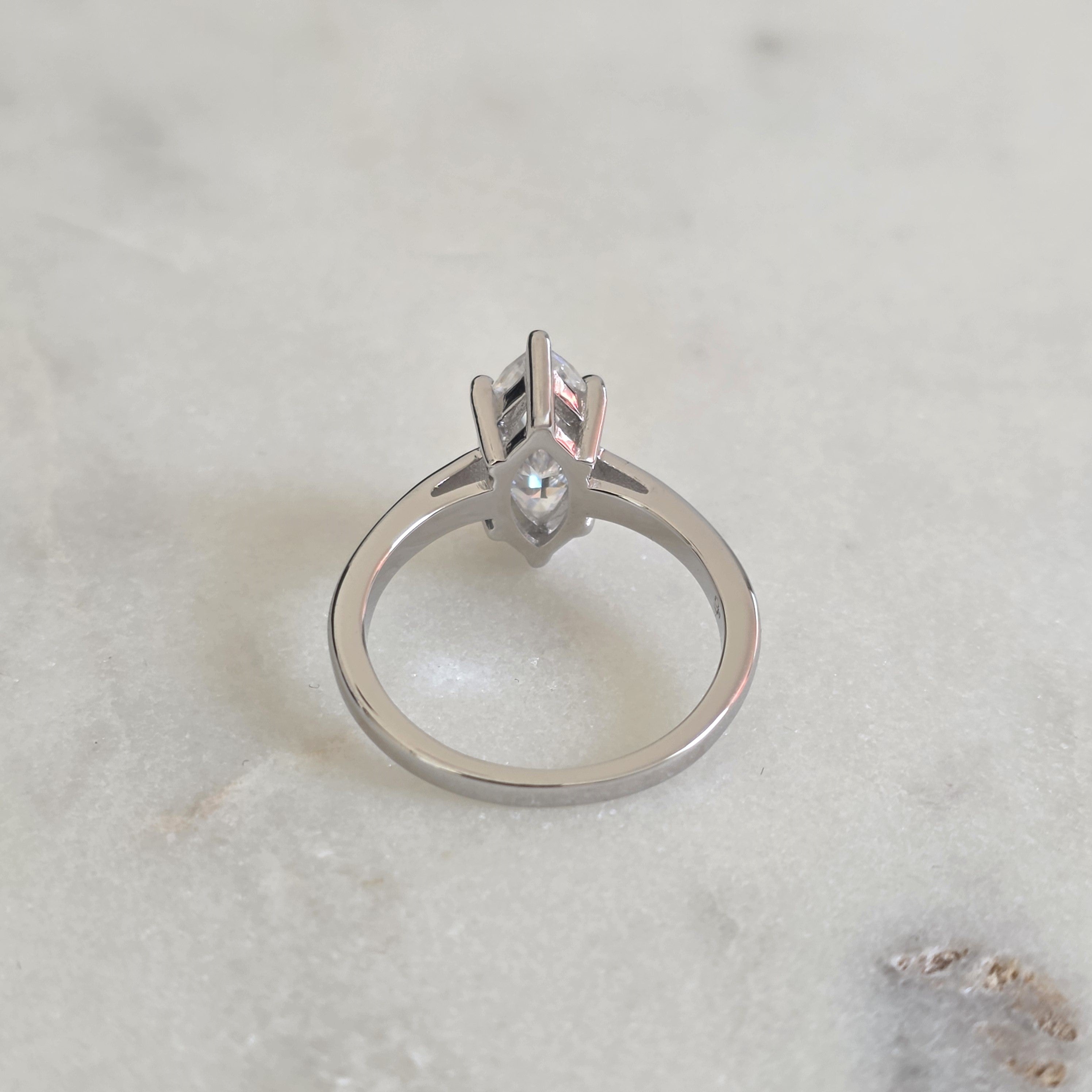 SOLITÄR MARQUISE-SLIPAD MOISSANITERING - 2.0ct