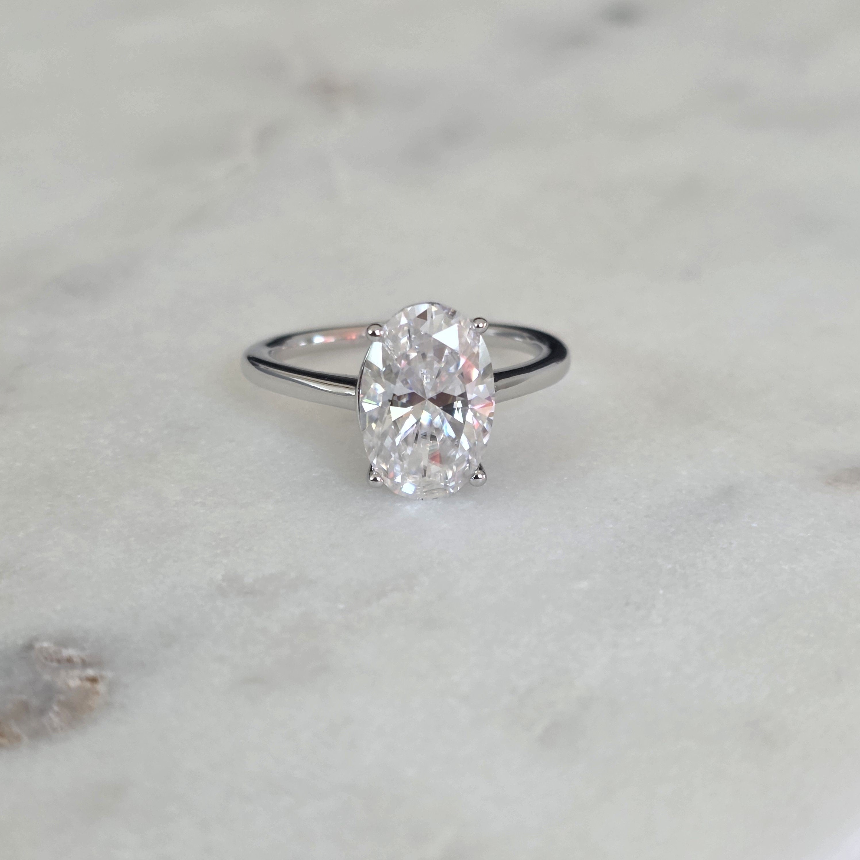 SOLITÄR OVALSLIPAD MOISSANITERING - 4.5ct