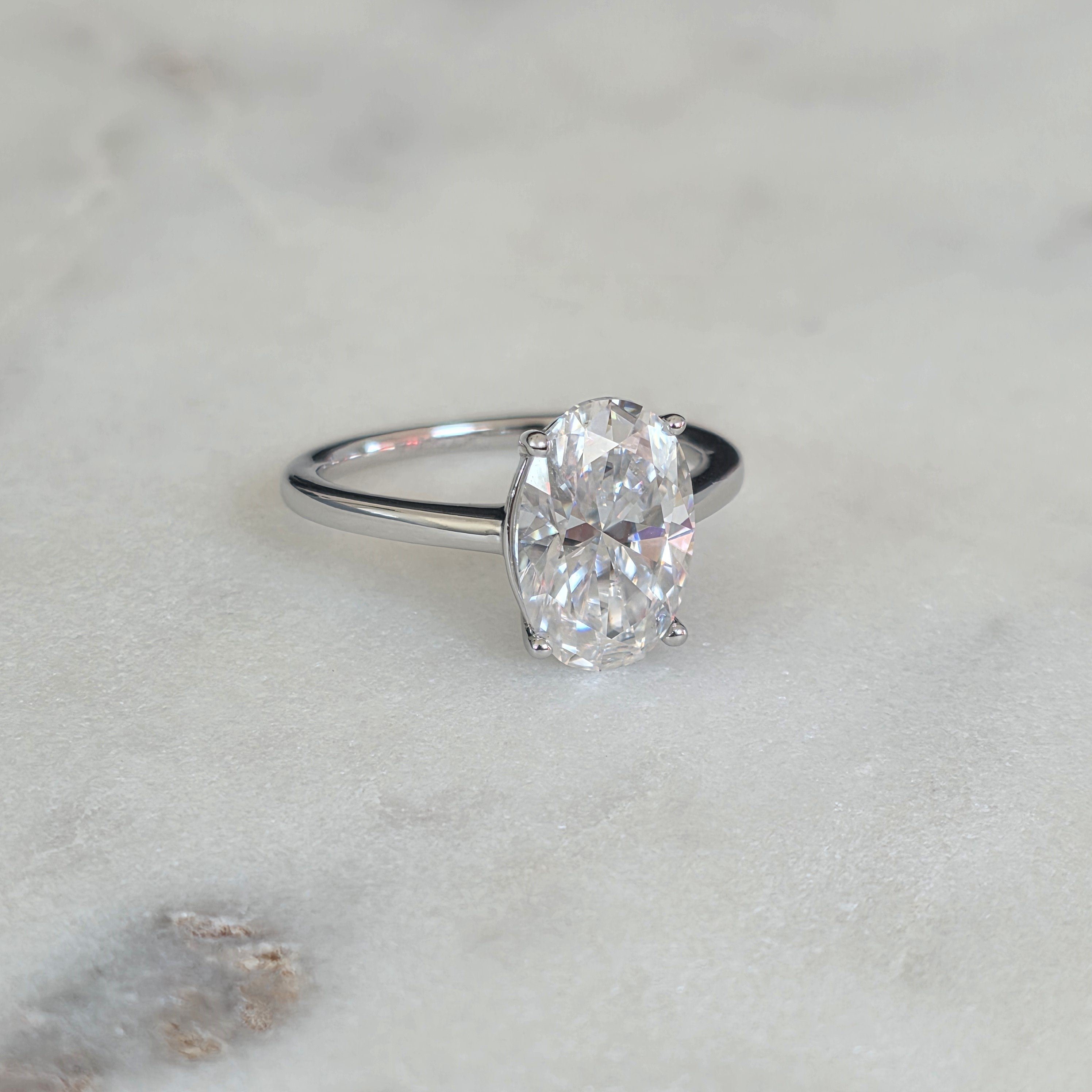 SOLITÄR OVALSLIPAD MOISSANITERING - 4.5ct