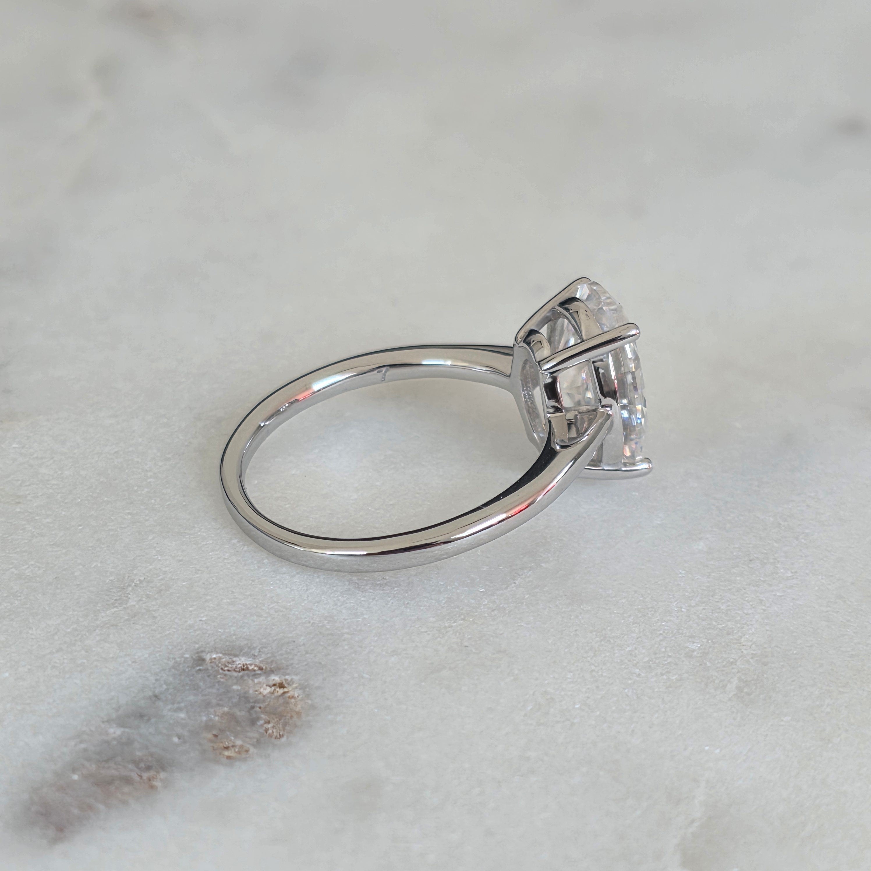 SOLITÄR OVALSLIPAD MOISSANITERING - 4.5ct