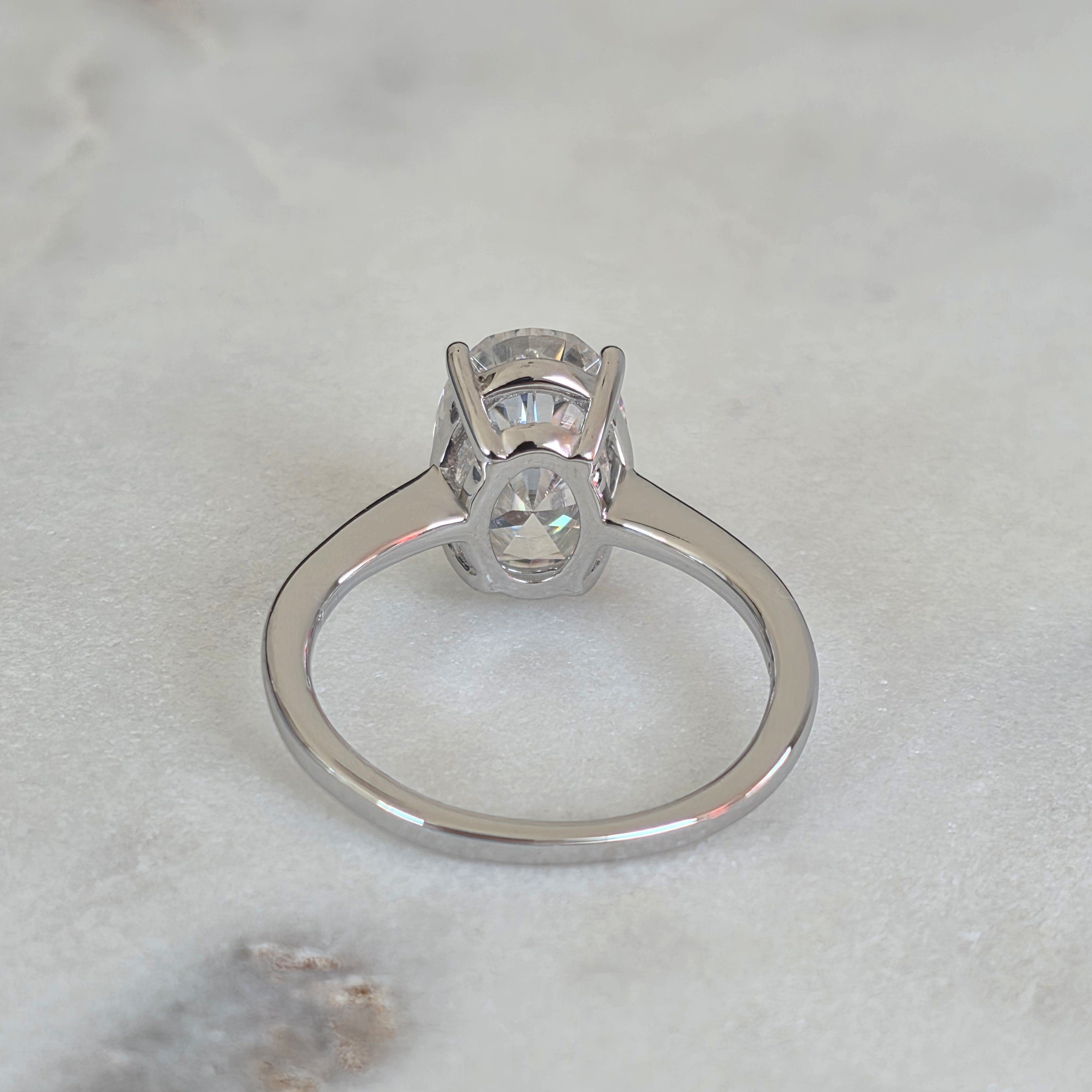 SOLITÄR OVALSLIPAD MOISSANITERING - 4.5ct