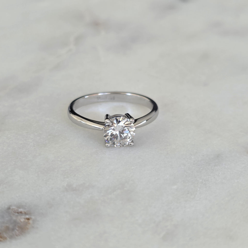 SOLITÄR LÅGPROFIL 4-KLO RUNDSLIPAD MOISSANITRING - 1.0ct